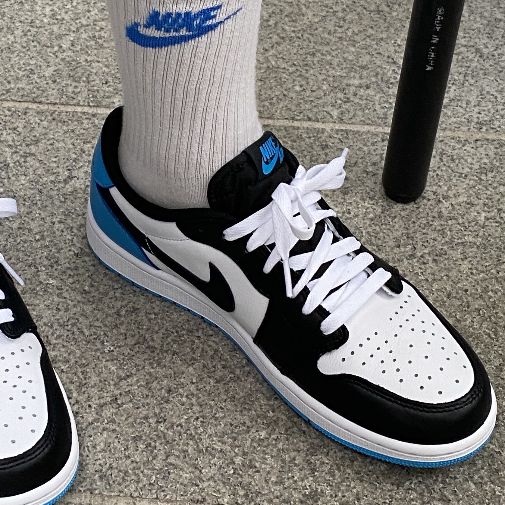Jordan 1 Retro Low OG Black and Dark Powder Blue 착용 스타일 - 1