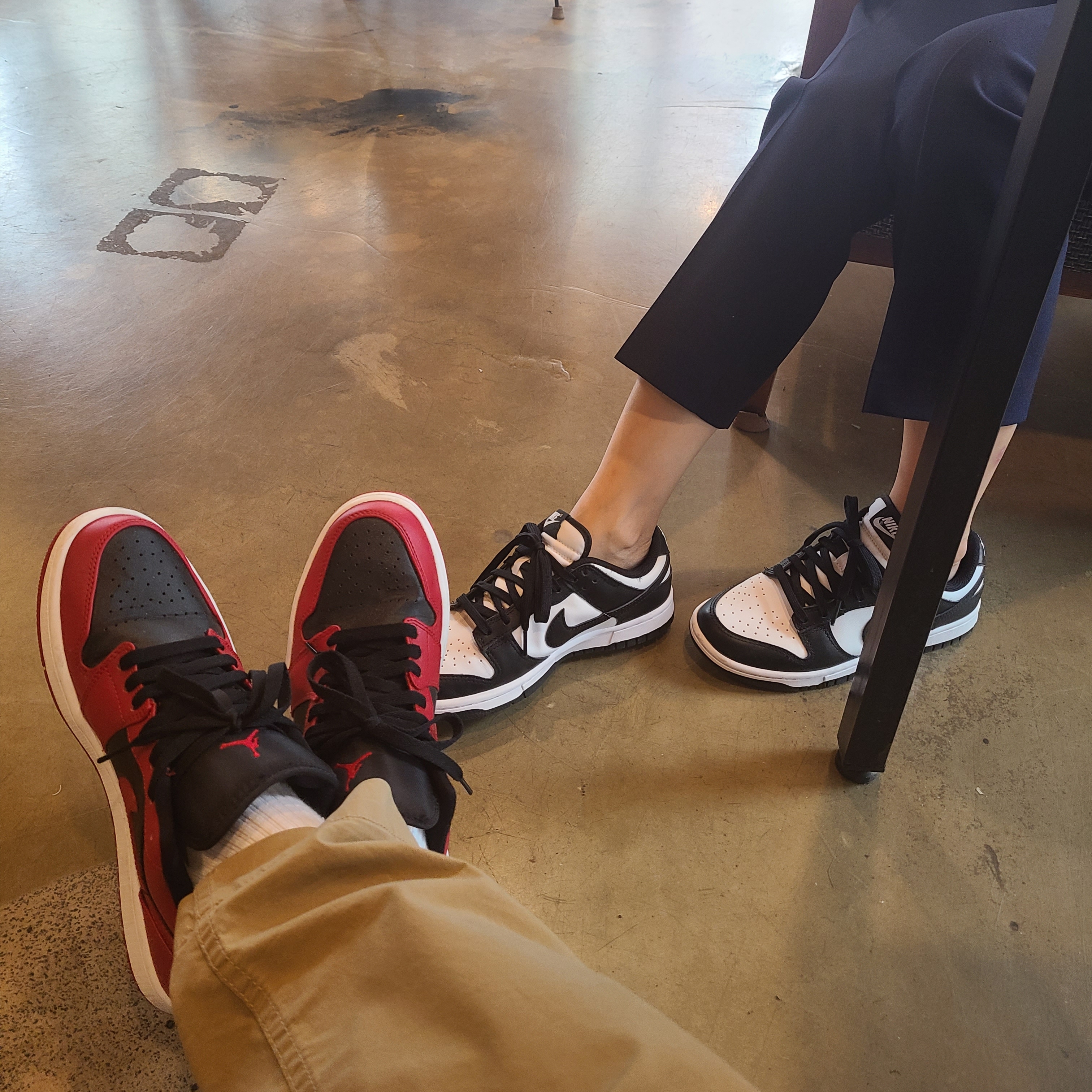 (W) Nike Dunk Low Black, Jordan 1 Low Varsity Red 착용 스타일 - 2