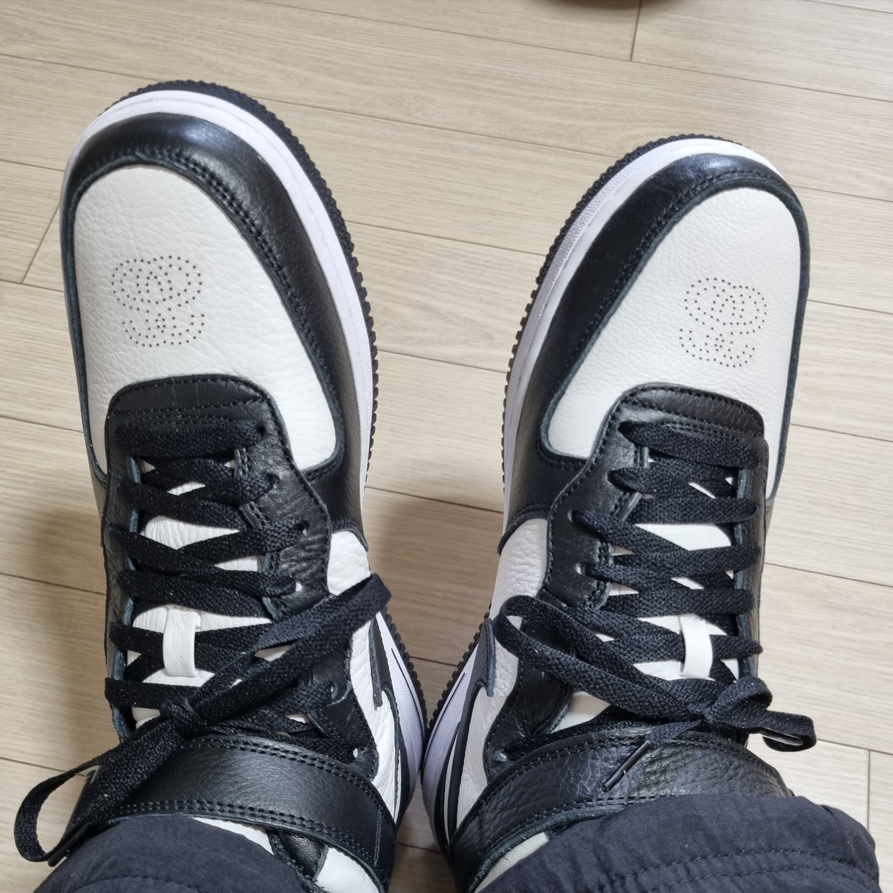 Nike x Stussy Air Force 1 '07 Mid SP Black and Light Bone 착용 스타일
