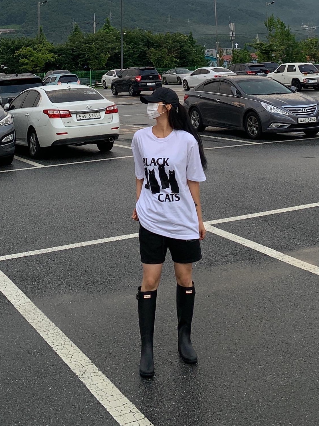 (W) Hunter Refined Slim Fit Tall Wellington Boots Black, Essentials Sweatshorts Black - 21SS 착용 스타일 - 1