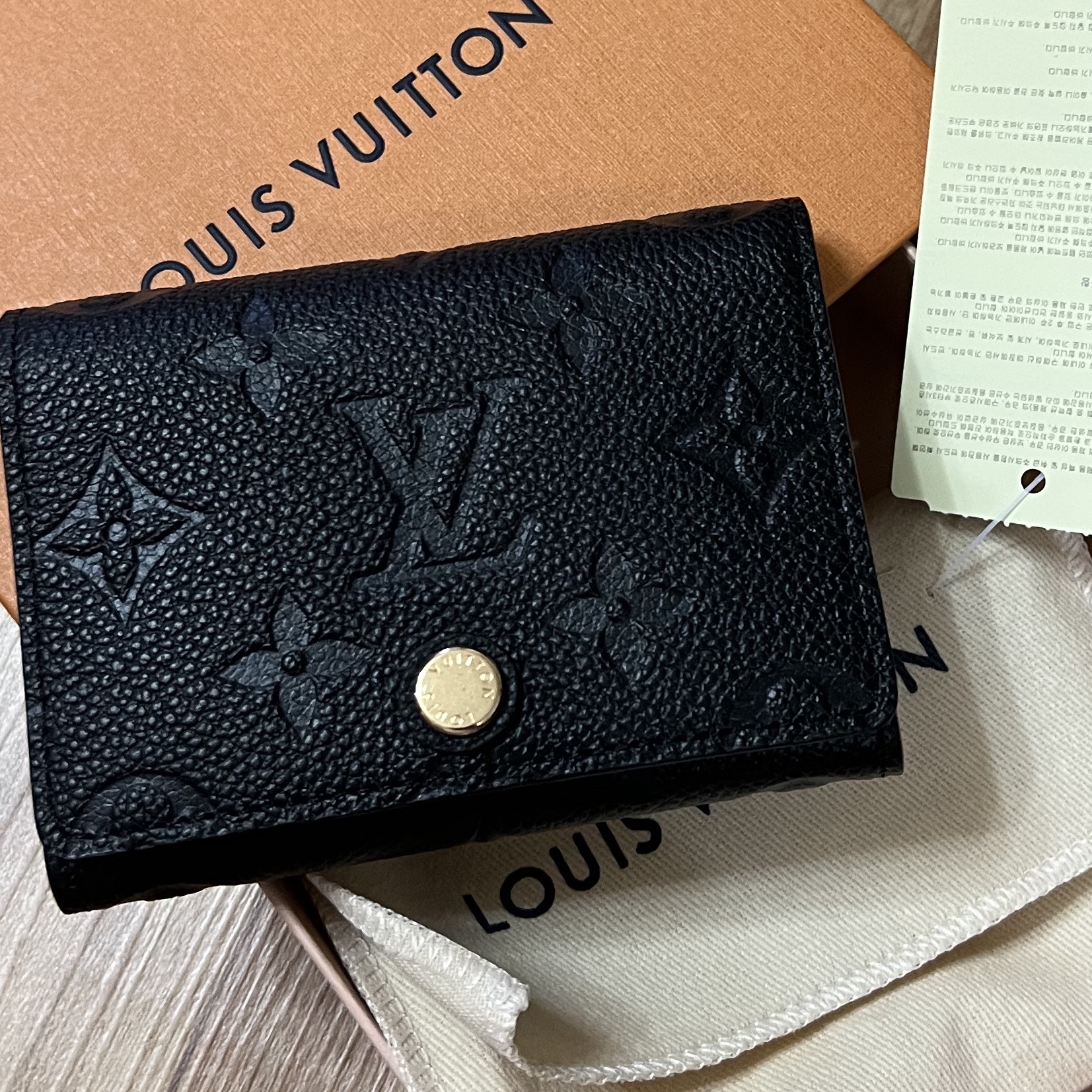 Louis Vuitton Business Card Holder Monogram Embossed Leather Black 착용 스타일