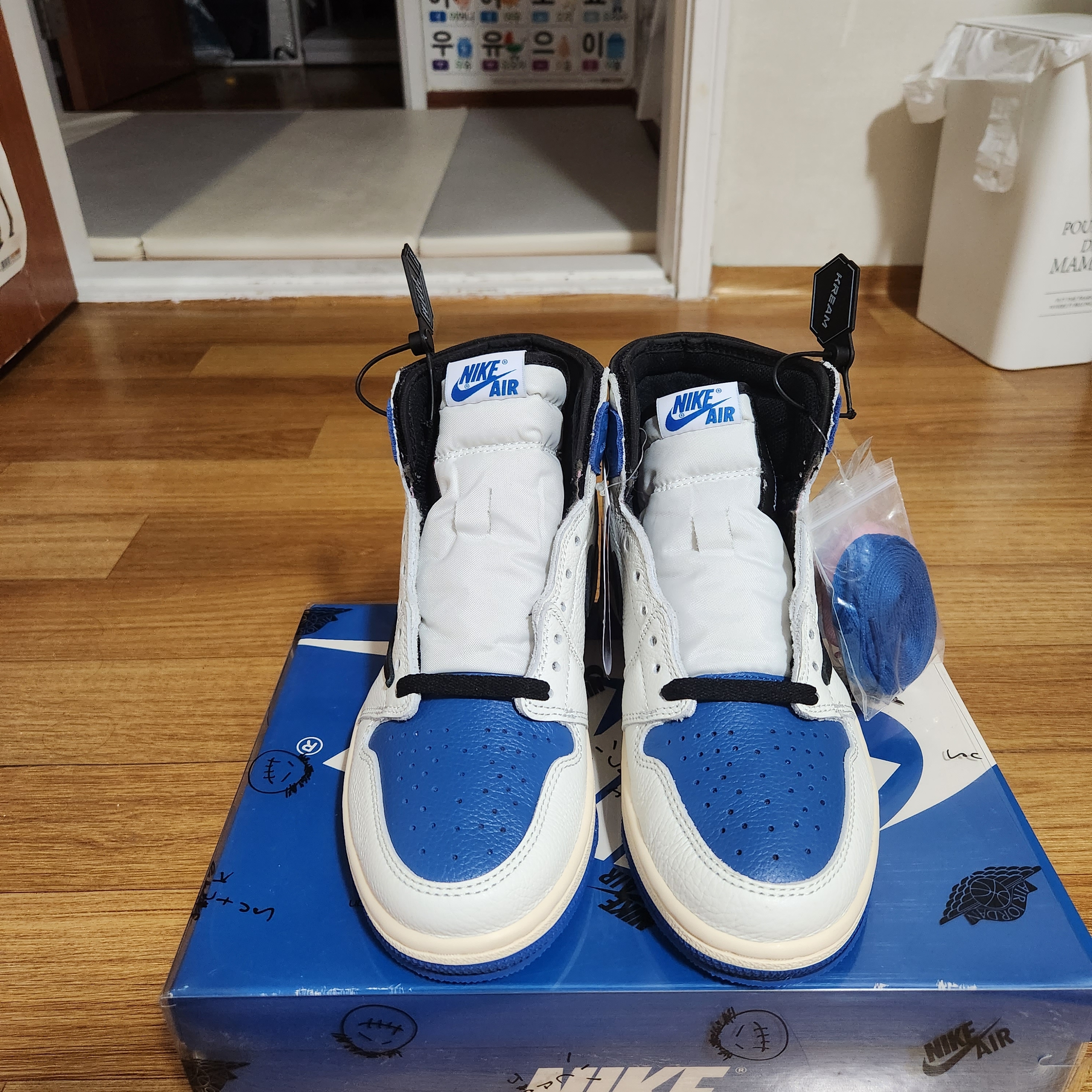 Jordan 1 x Travis Scott x Fragment Retro High OG SP Military Blue 착용 스타일 - 1