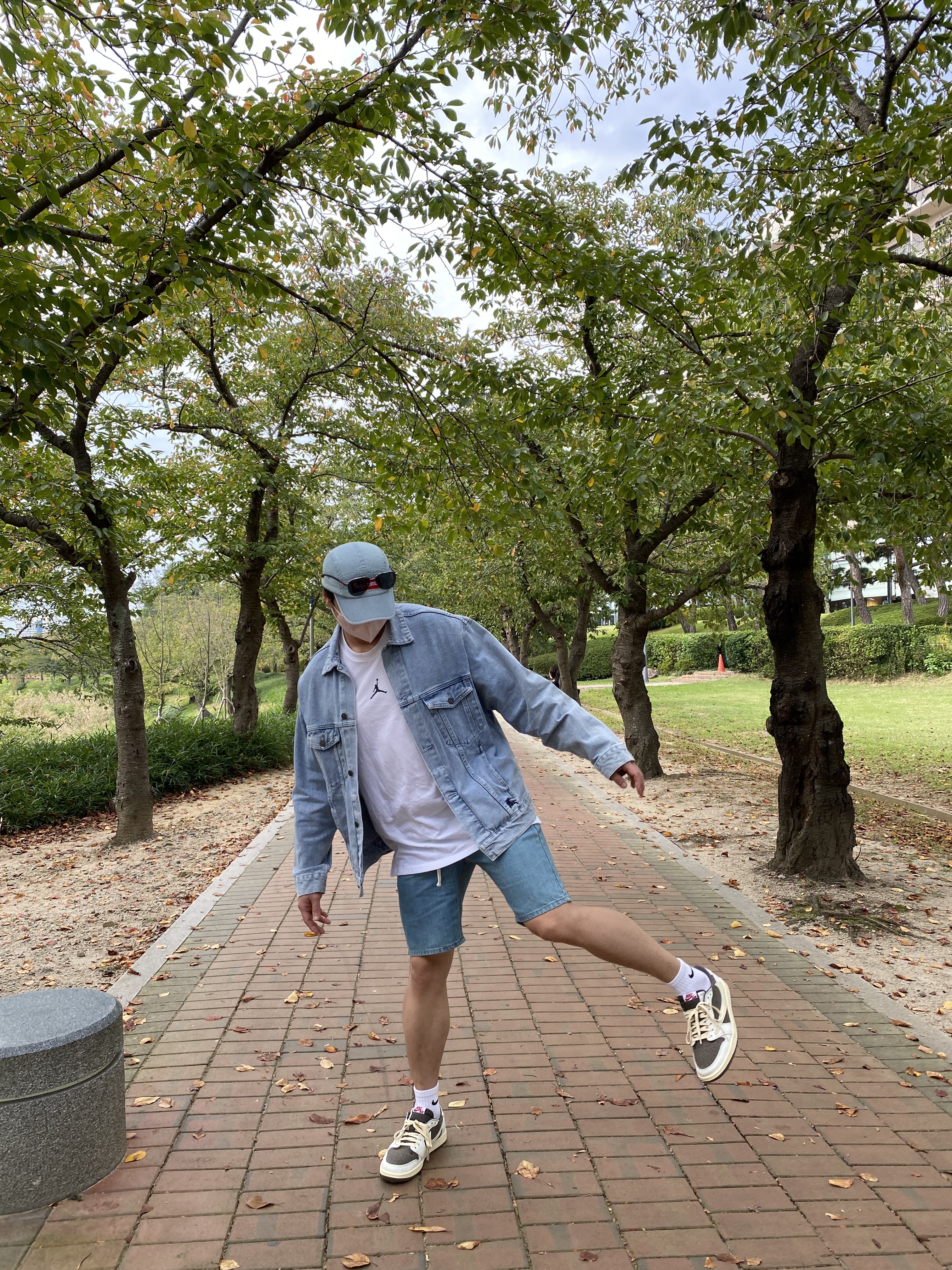 Supreme Washed Chino Twill Camp Cap Denim - 21FW, Supreme x Burberry Denim Trucker Jacket Washed Blue - 22SS 착용 스타일 - 1