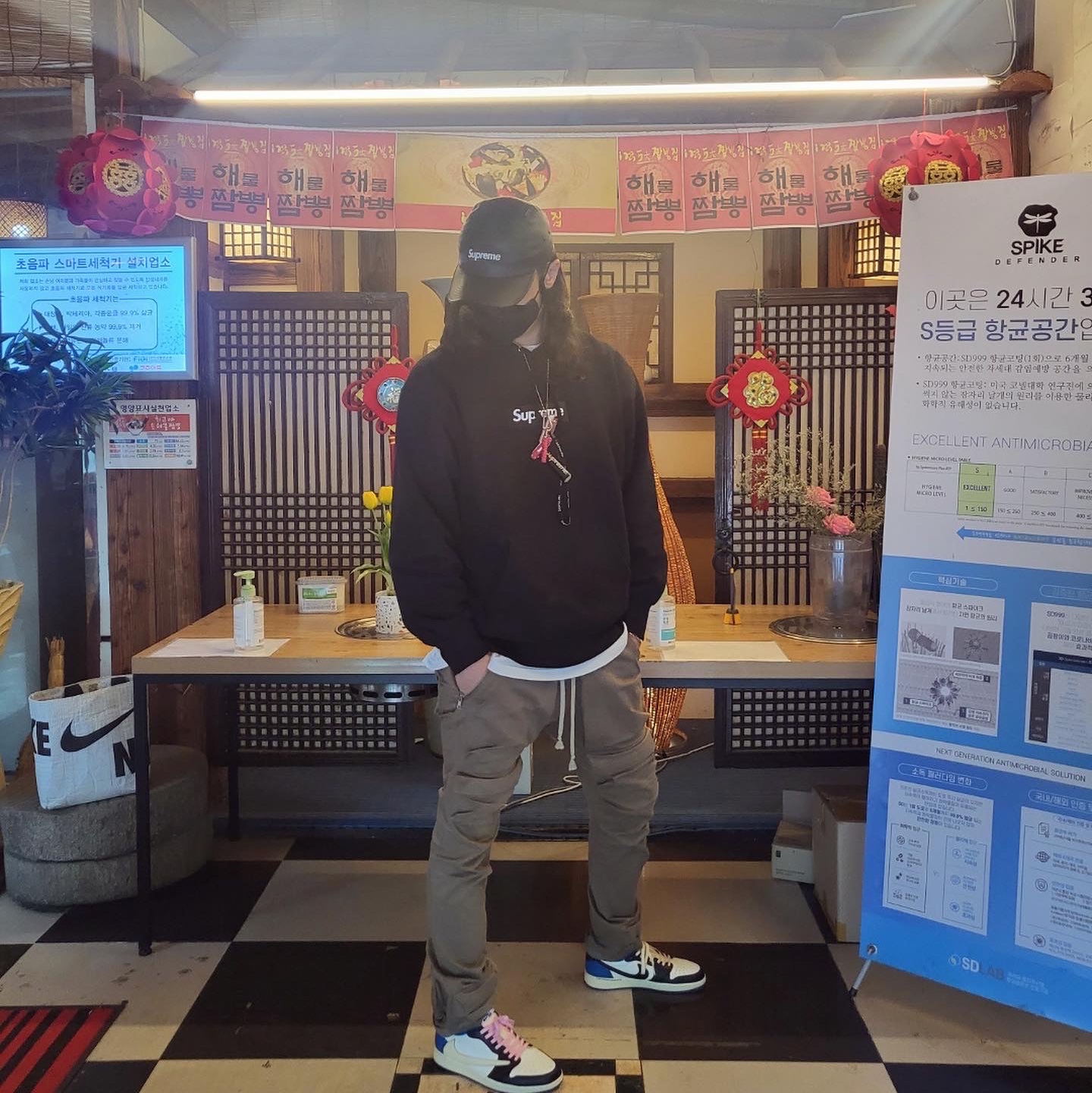 Supreme Leather Camp Cap Black - 21SS, Supreme Box Logo Hooded Sweatshirt Black - 21FW 착용 스타일 - 2