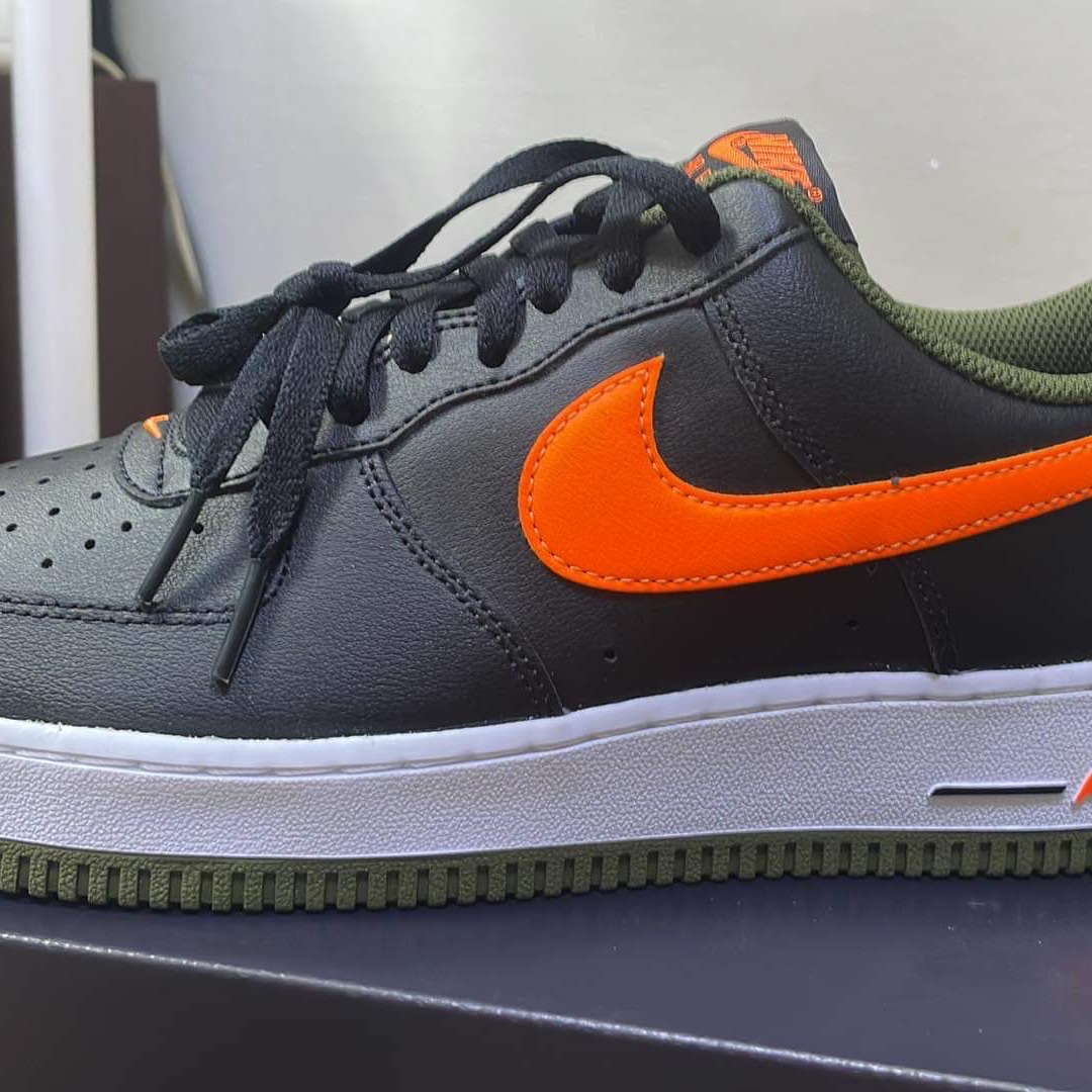 Nike Air Force 1 '07 LV8 Black Total Orange 착용 스타일