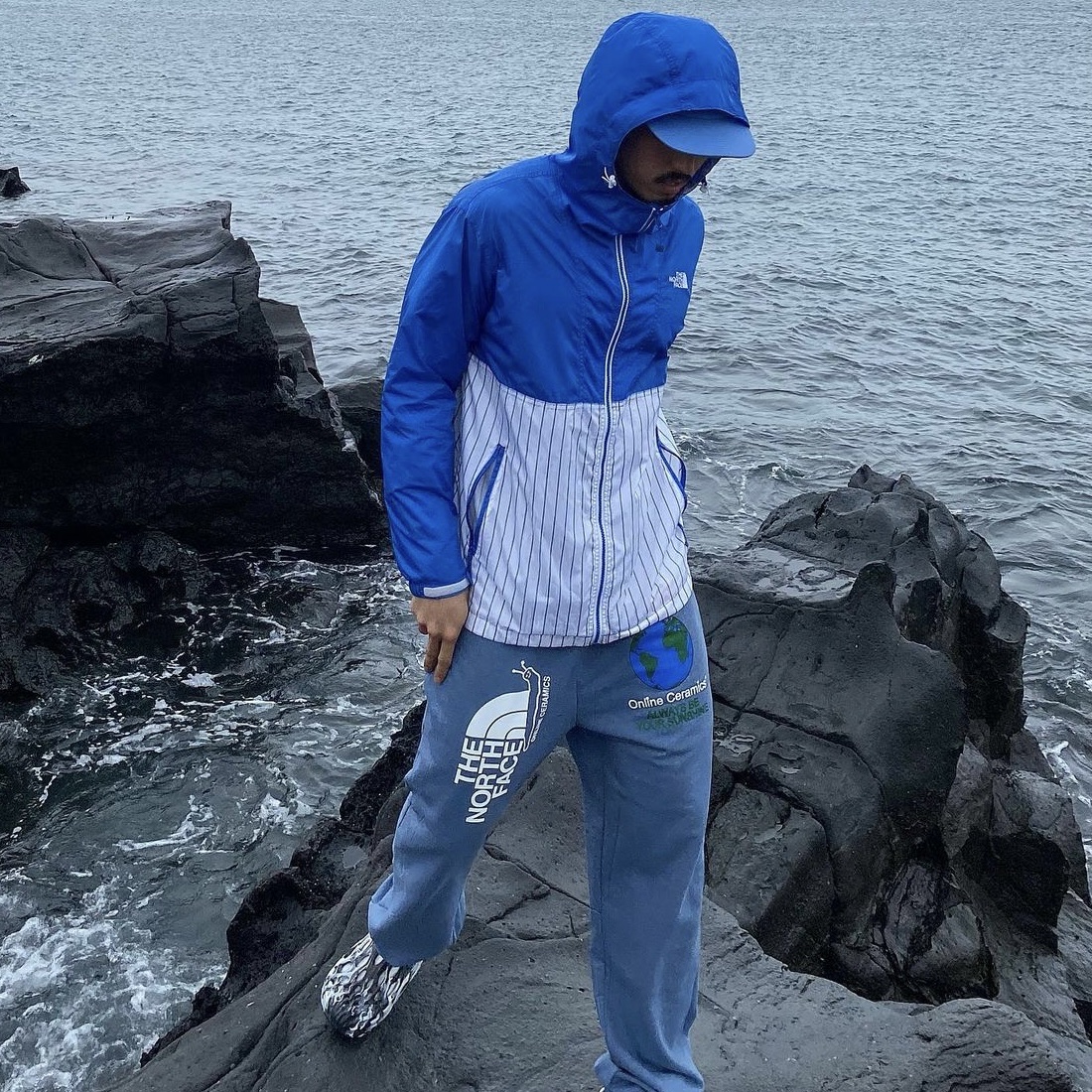 The North Face x Online Ceramics Graphic Sweatpants Blue Regrind 착용 스타일 - 1