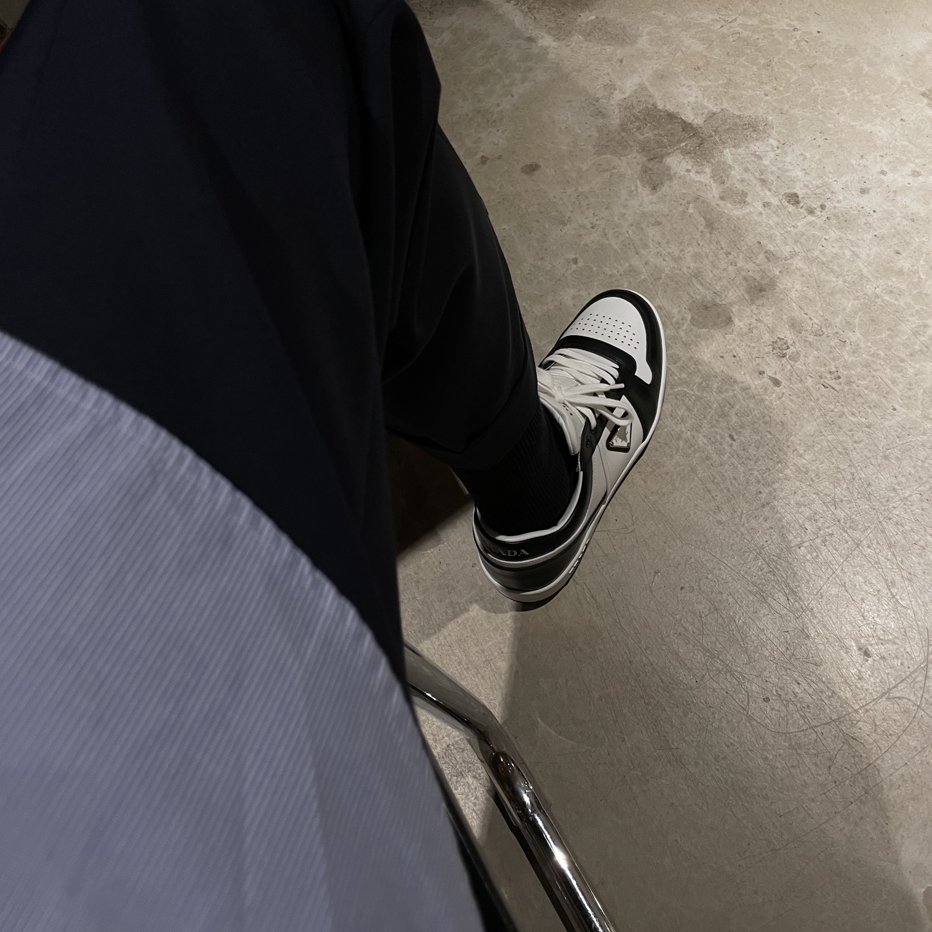 Prada Downtown Leather Sneakers White Black 착용 스타일