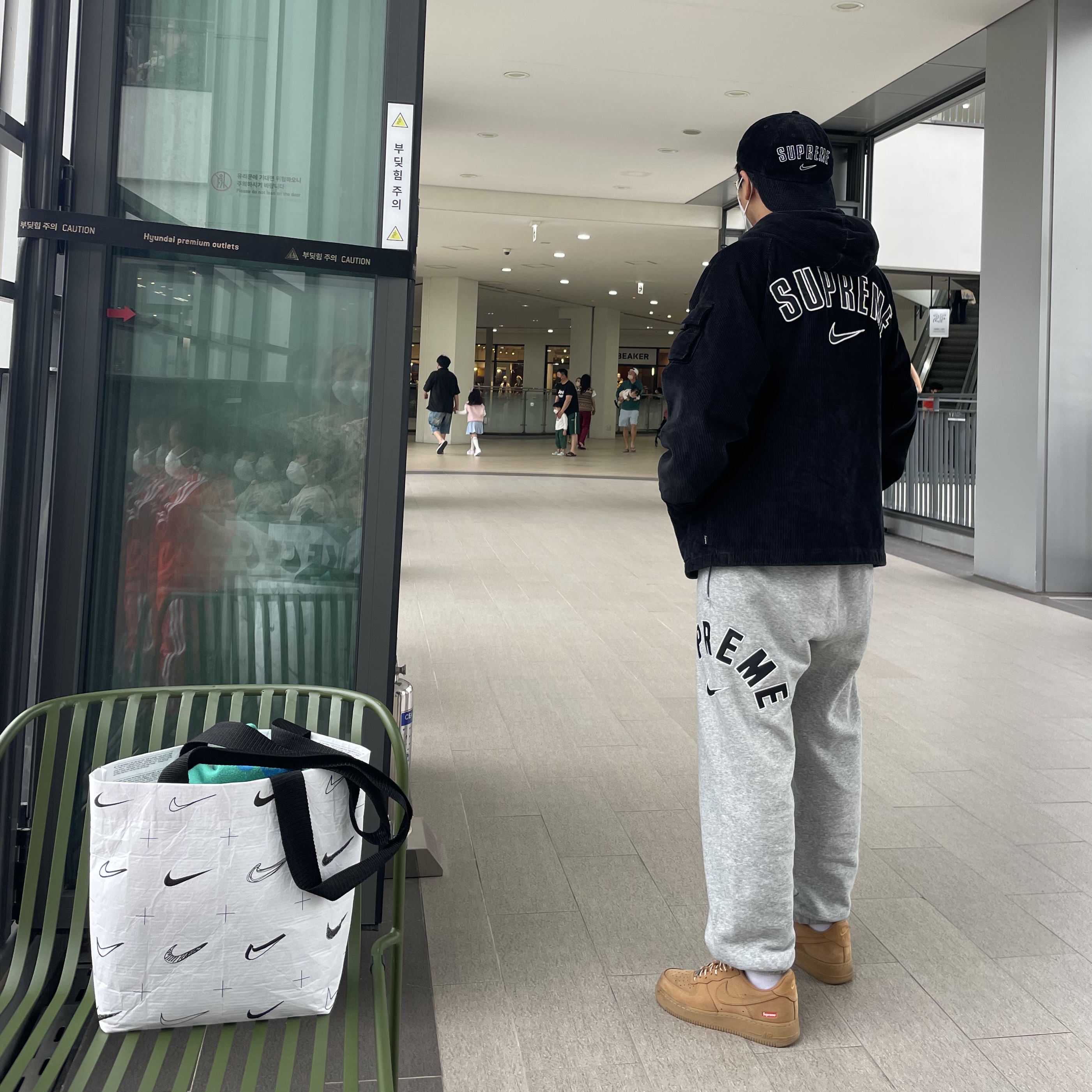Supreme x Nike Arc Corduroy Hooded Jacket Black - 22SS, Supreme x Nike Arc Corduroy 6-Panel Black - 22SS 착용 스타일