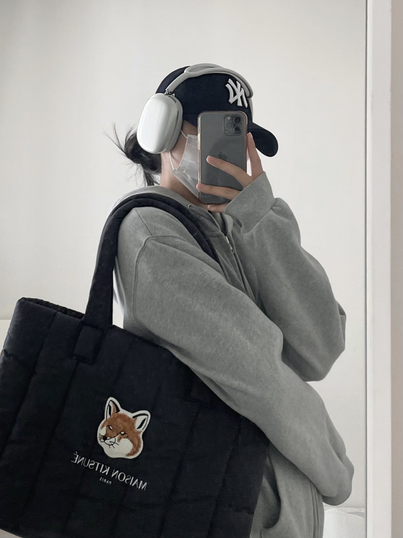 Maison Kitsune x Laneige Padded Bag Navy, Apple AirPods Max Lightning Silver (Korean Ver.) 착용 스타일