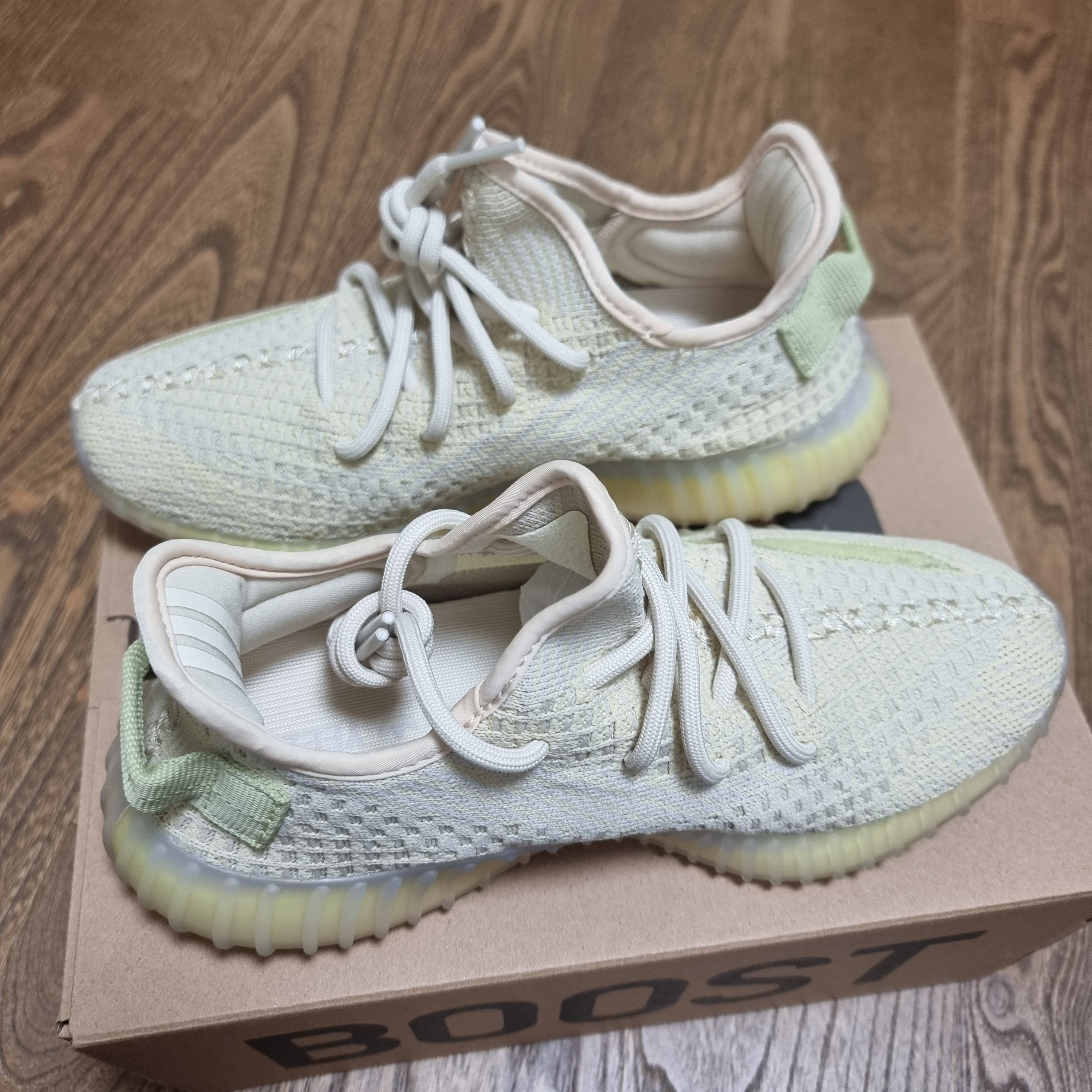 Adidas Yeezy Boost 350 V2 Flax 2020 착용 스타일 - 2