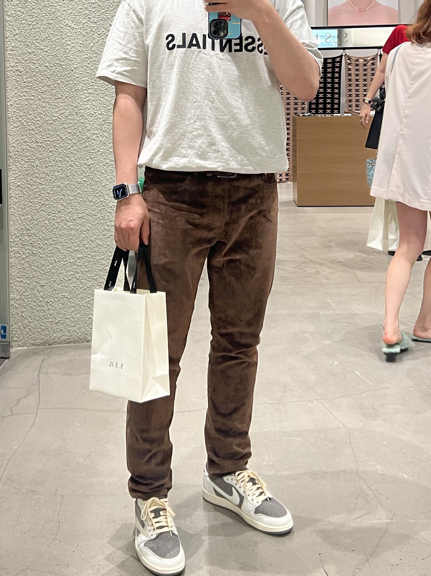 Jordan 1 x Travis Scott Retro Low OG SP Sail and Ridgerock 착용 스타일 - 1