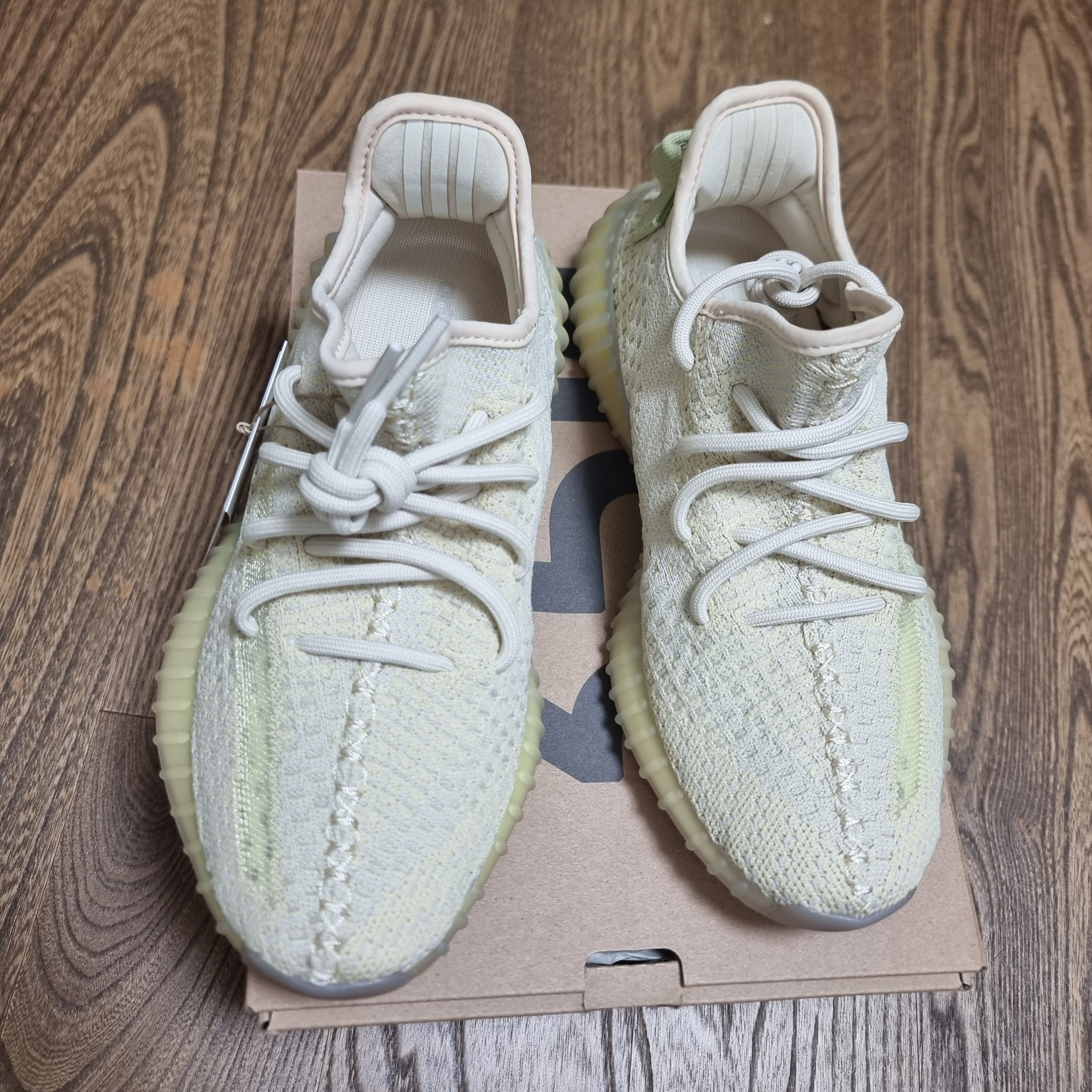 Adidas Yeezy Boost 350 V2 Flax 2020 착용 스타일 - 3