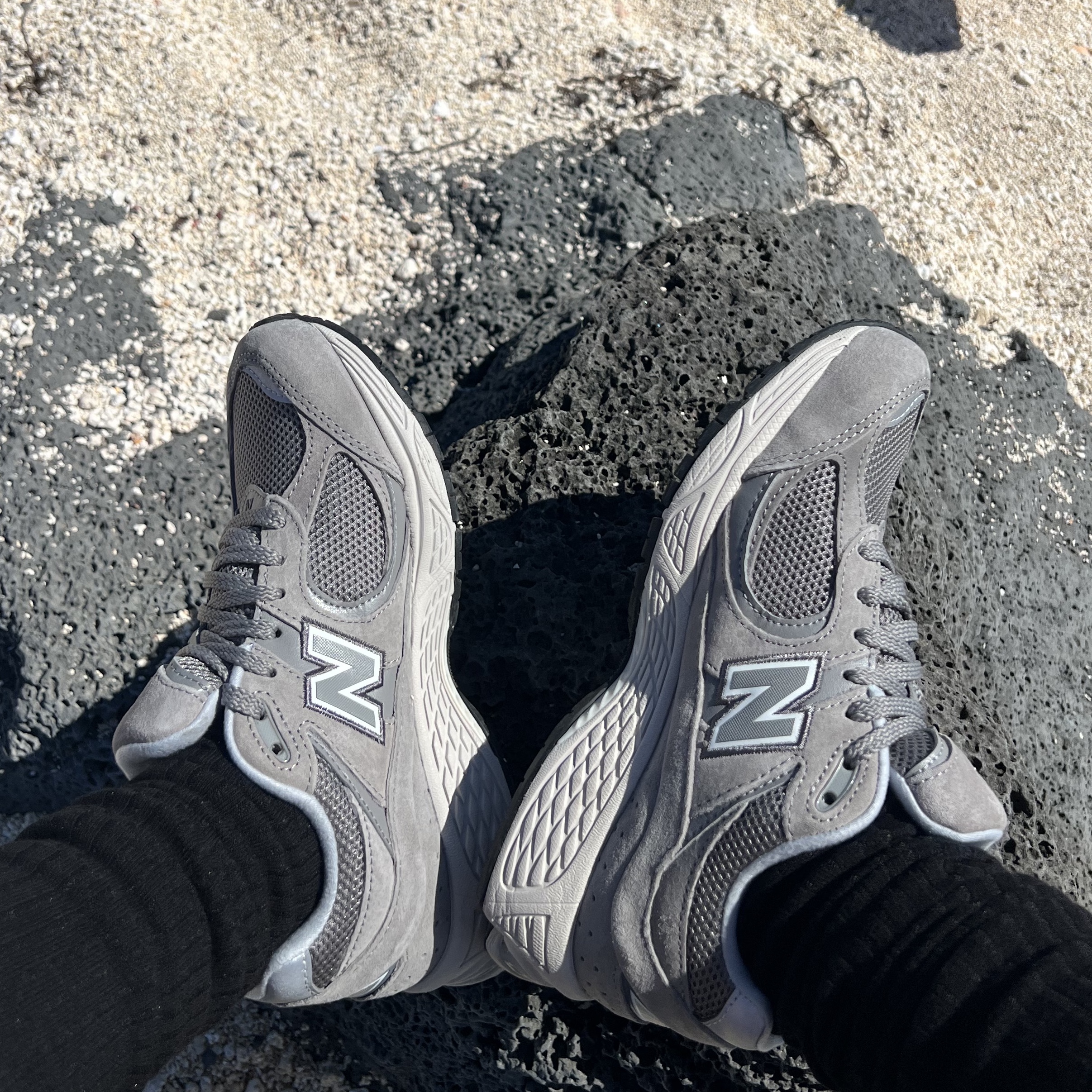 New Balance 2002R Grey 착용 스타일 - 1