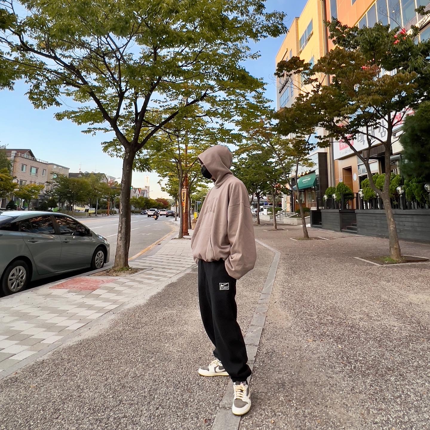 Yeezy Gap Engineered By Balenciaga Dove Hoodie Beige, Nike x Stussy NRG RA Washed Fleece Pants Black (DN4030-010) 착용 스타일 - 1