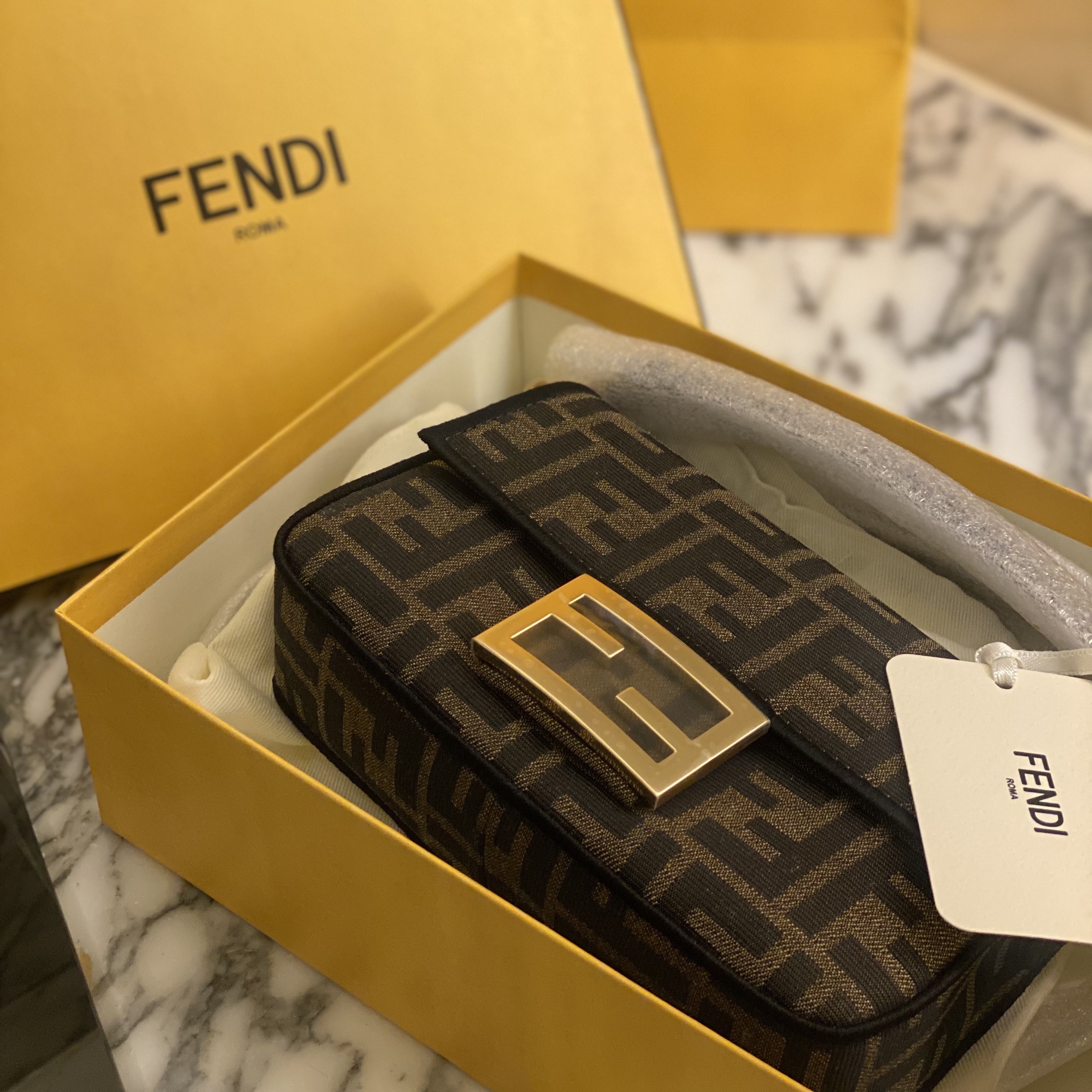 Fendi Mini Baguette FF Motif Fabric Bag Brown 착용 스타일 - 2