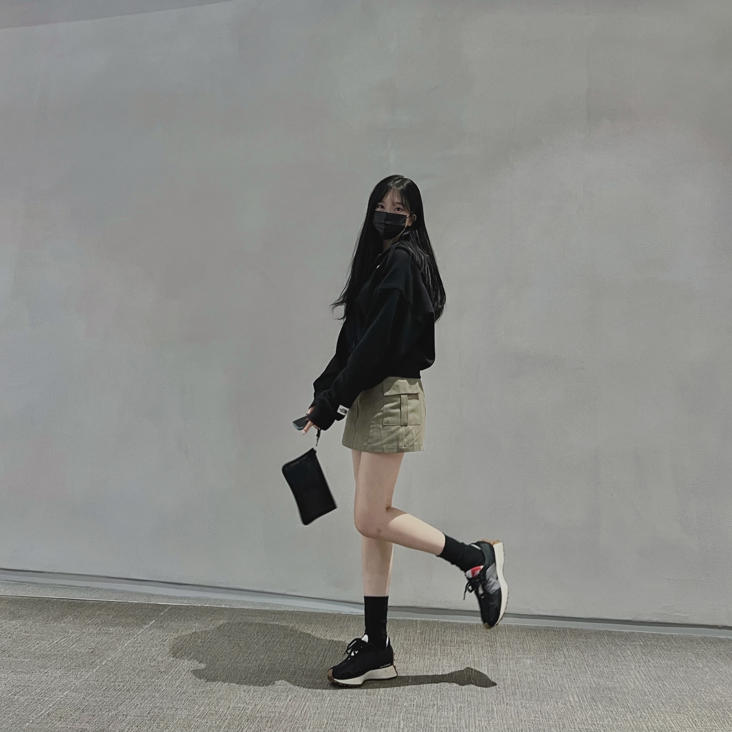 New Balance 327 Black Grey Gum 착용 스타일