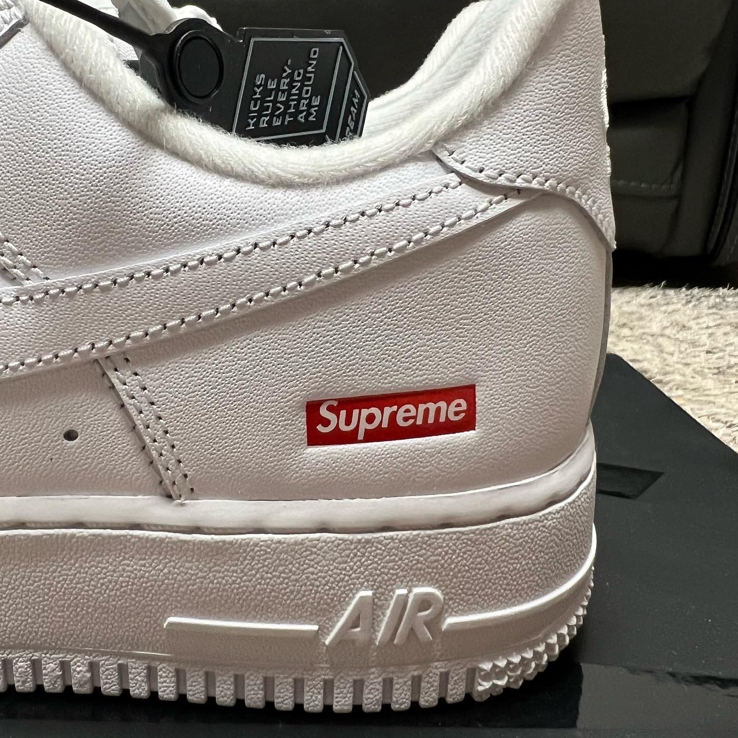 Nike x Supreme Air Force 1 Low White 착용 스타일 - 5