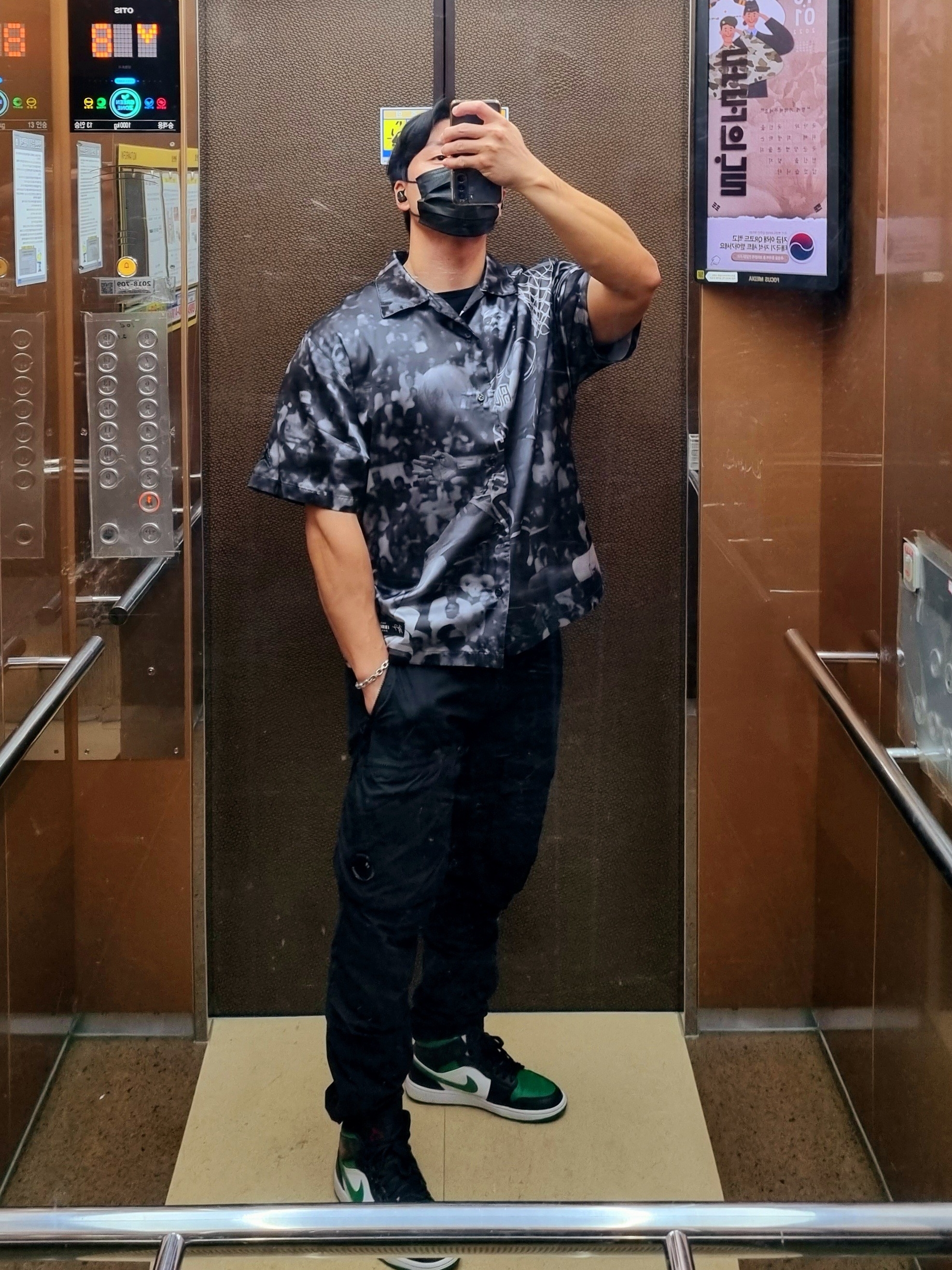 Jordan x A Ma Maniere Satin Button Up Shirt Black - Asia, Jordan 1 Mid Green Toe 착용 스타일