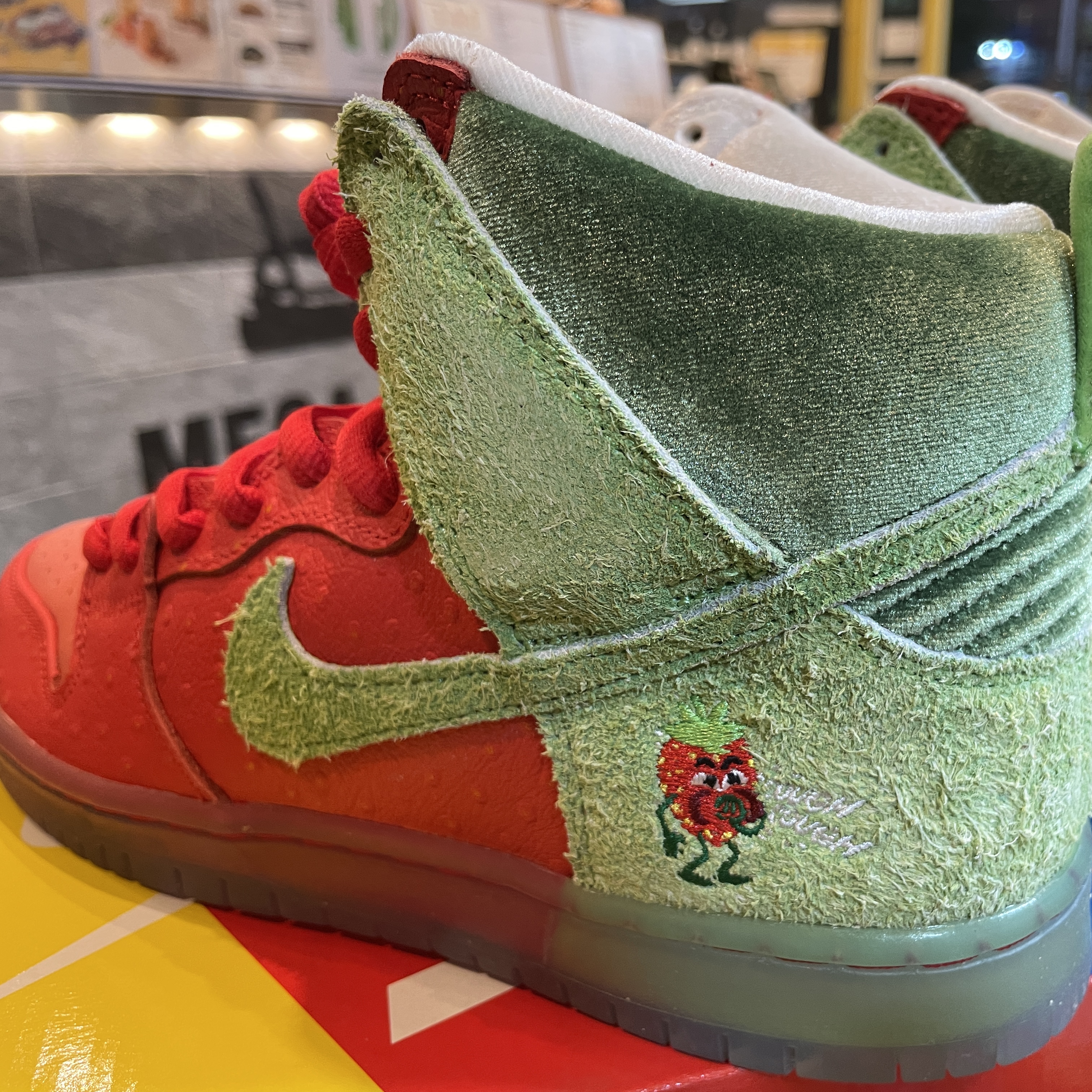 Nike SB Dunk High Pro QS Strawberry 착용 스타일