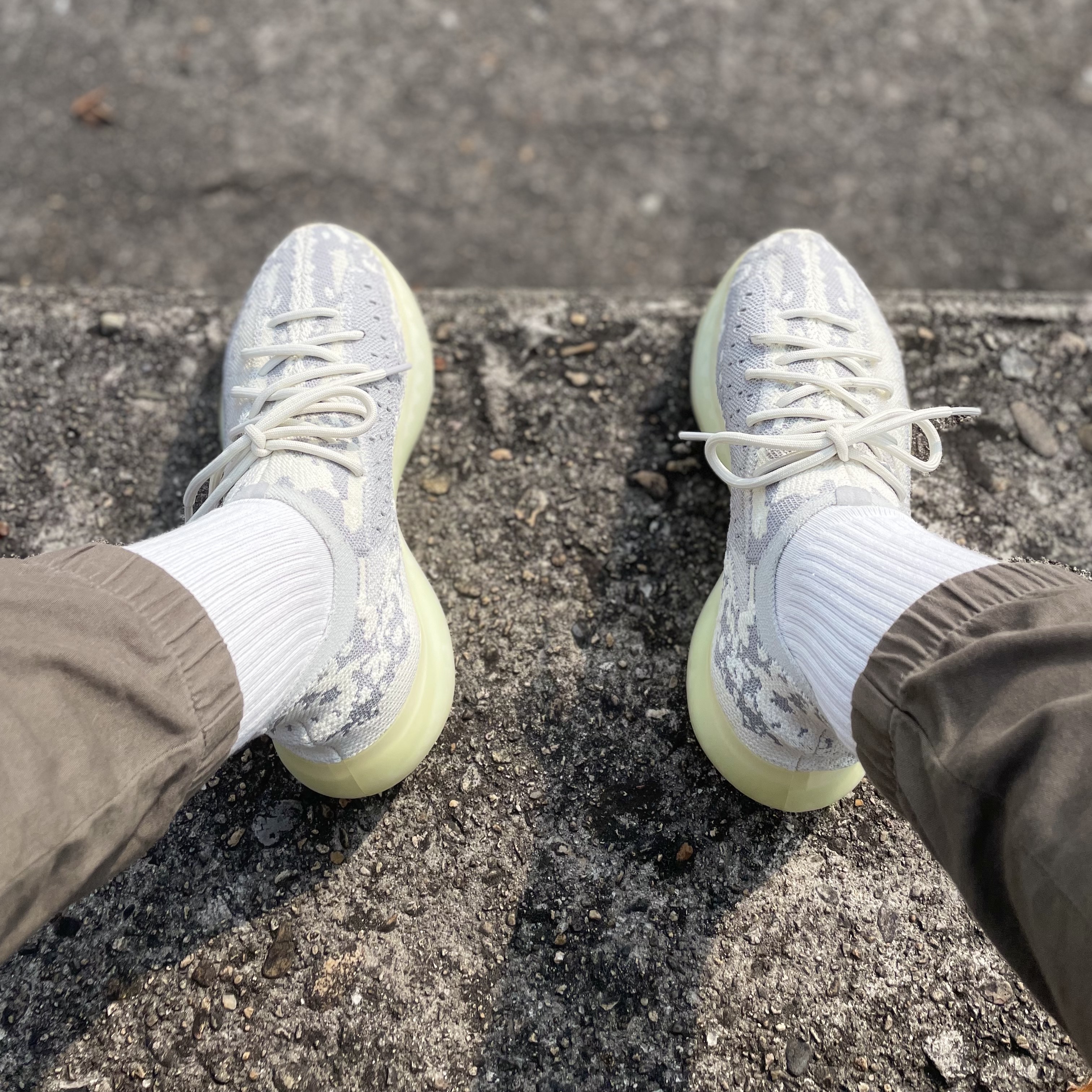 Adidas Yeezy Boost 380 Alien 착용 스타일 - 3