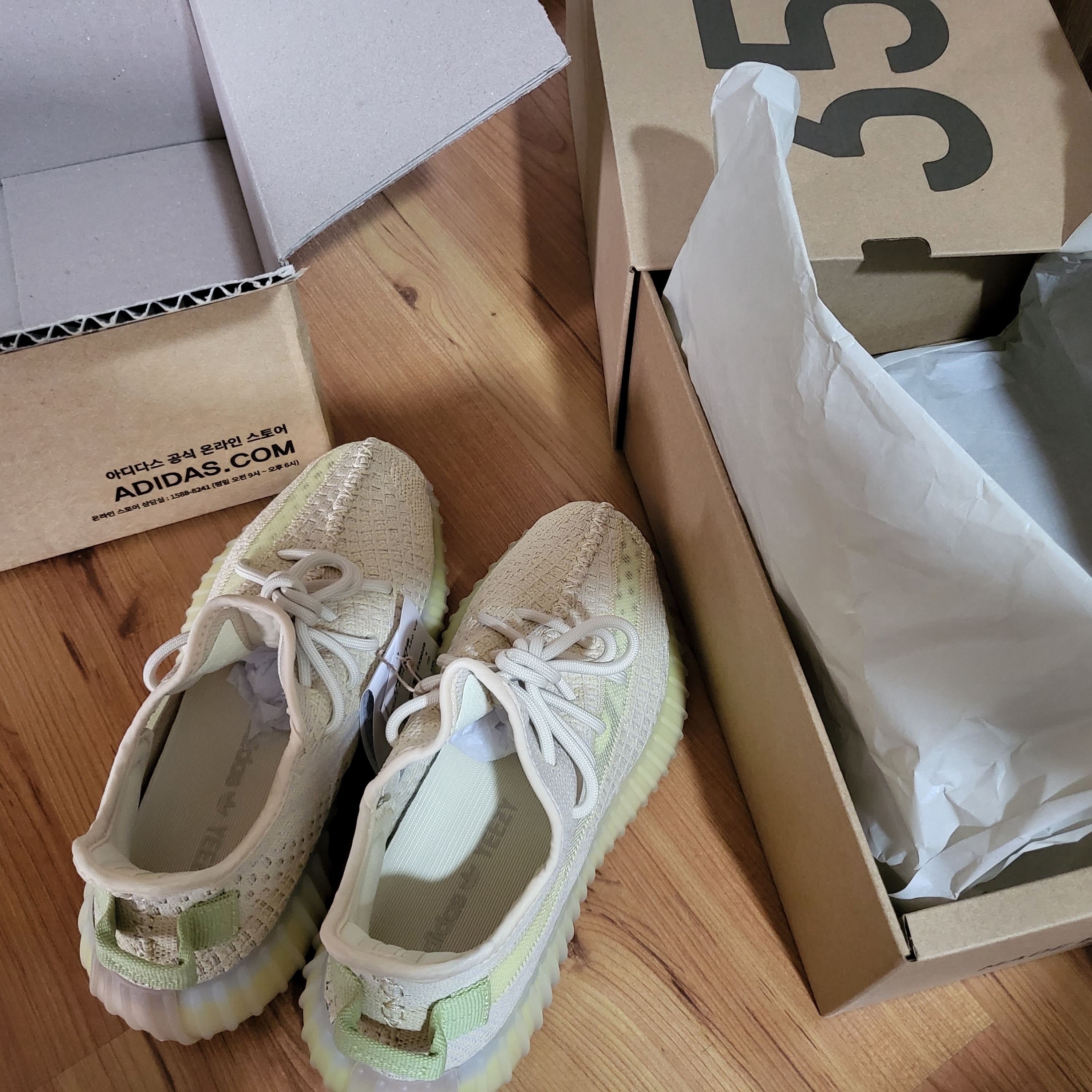 Adidas Yeezy Boost 350 V2 Flax 2022 착용 스타일 - 2