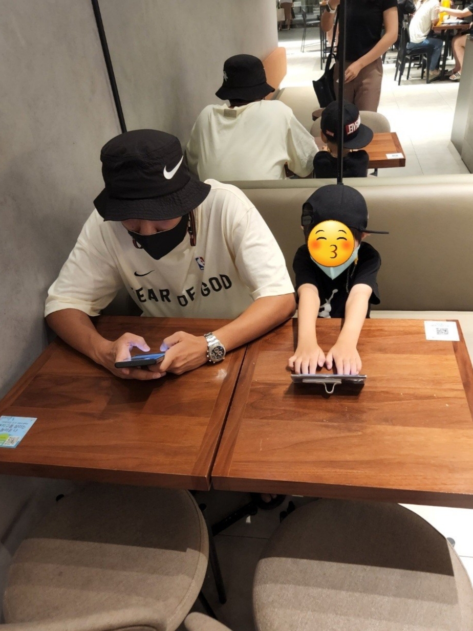 Nike x Stussy Bucket Hat Black, Nike x Fear of God Warm Up T-Shirt Pale Ivory 착용 스타일