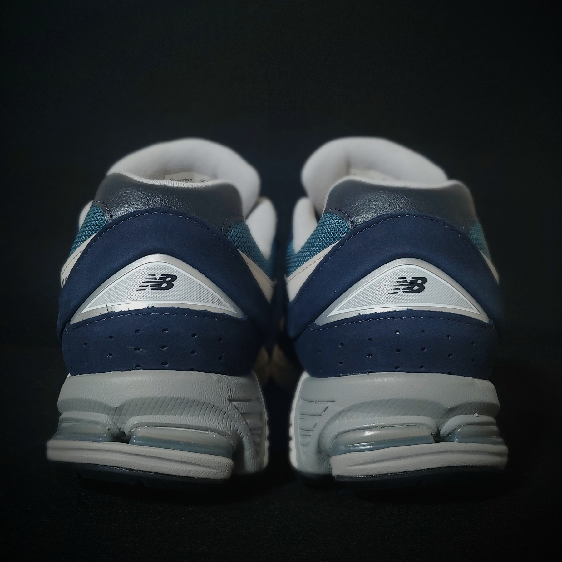 New Balance 2002R Dark Navy 착용 스타일 - 3