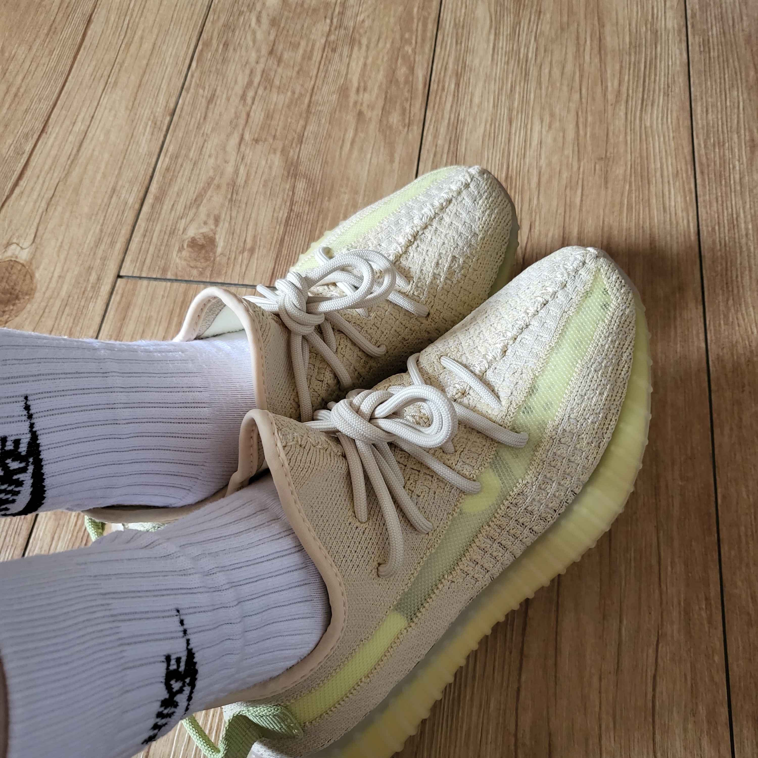 Adidas Yeezy Boost 350 V2 Flax 2022 착용 스타일 - 3