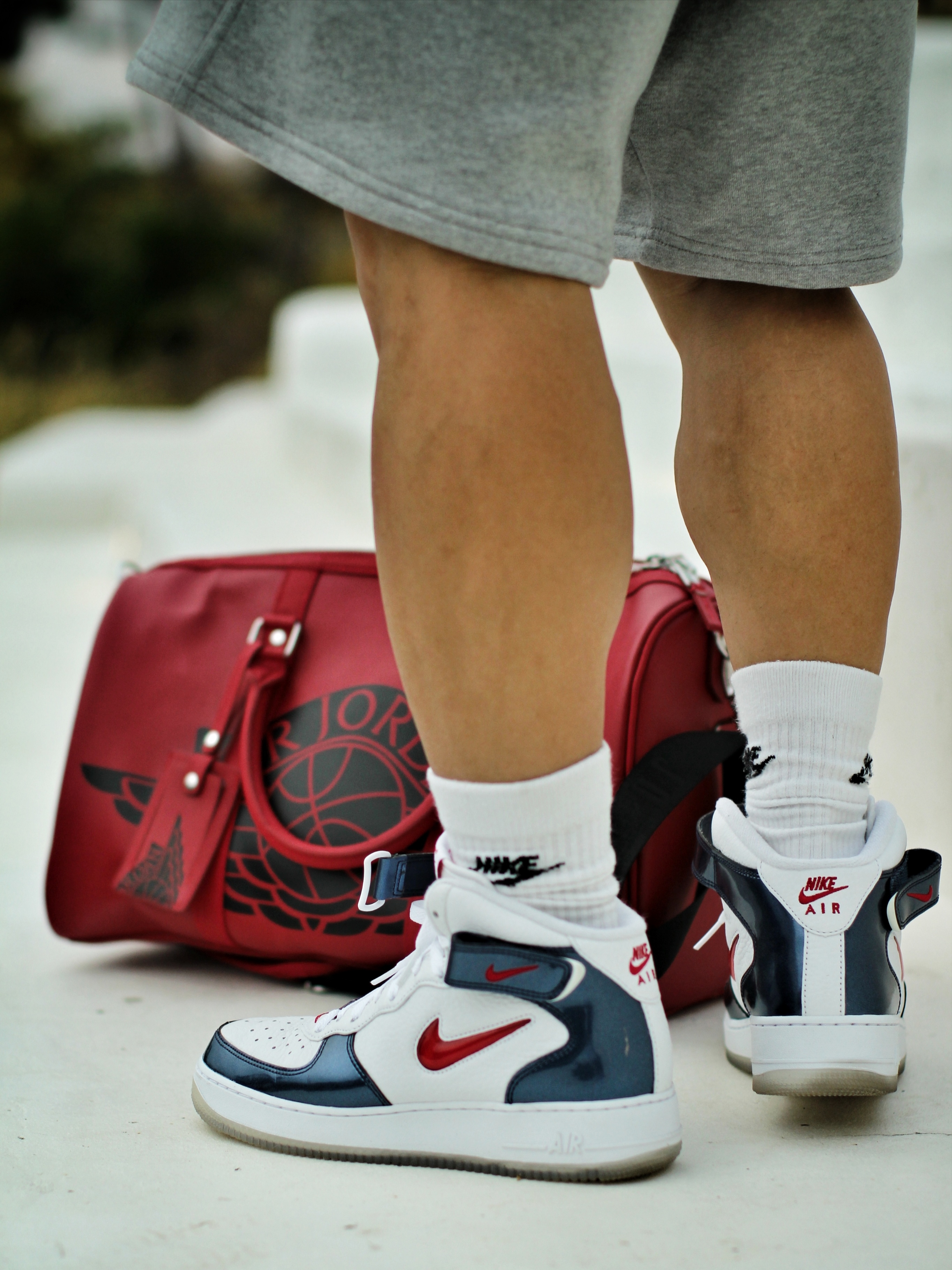 Nike NRG Solo Swoosh Fleece Shorts Dark Grey Heather - Asia, Nike Air Force 1 Mid QS University Red and Midnight Navy 착용 스타일 - 3