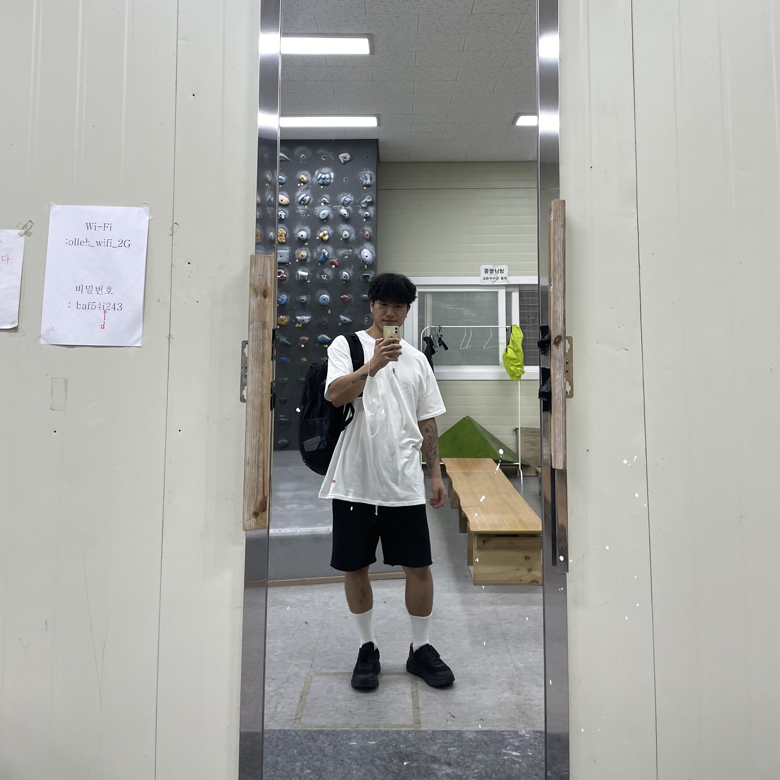 Supreme Hanes Tagless T-Shirt White (3 Pack), Hoka Bondi 7 Black 착용 스타일