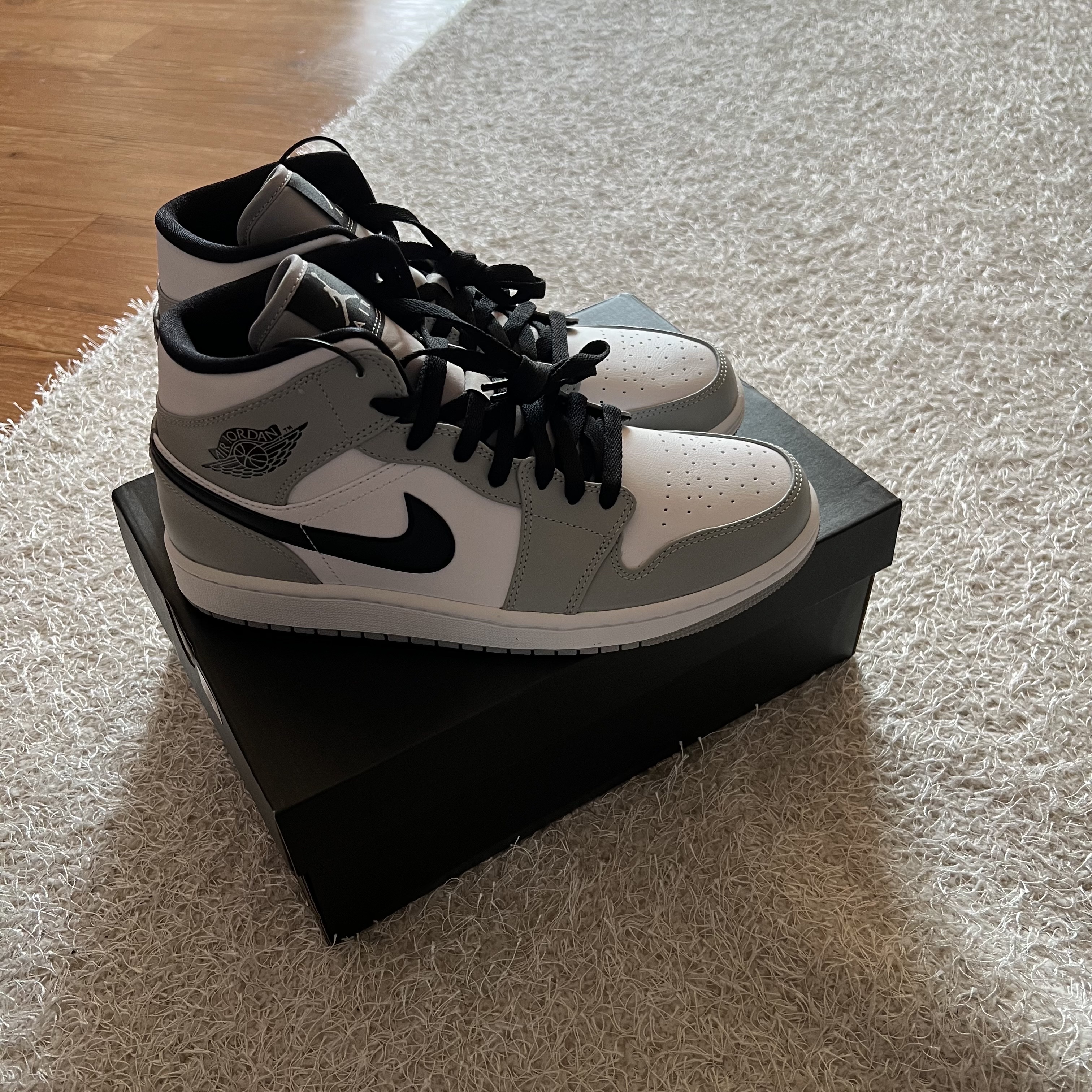 Jordan 1 Mid Light Smoke Grey 착용 스타일