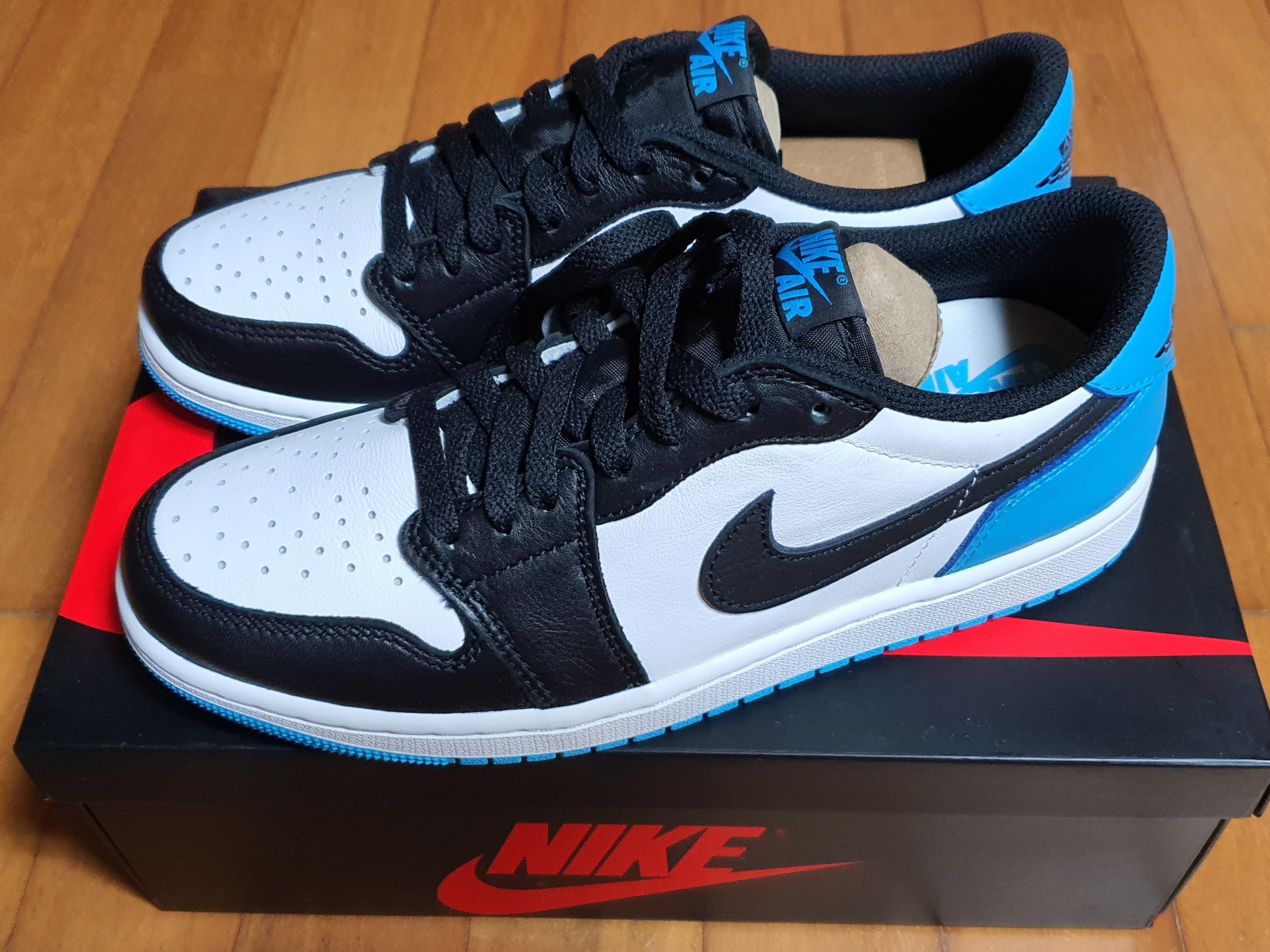 Jordan 1 Retro Low OG Black and Dark Powder Blue 착용 스타일