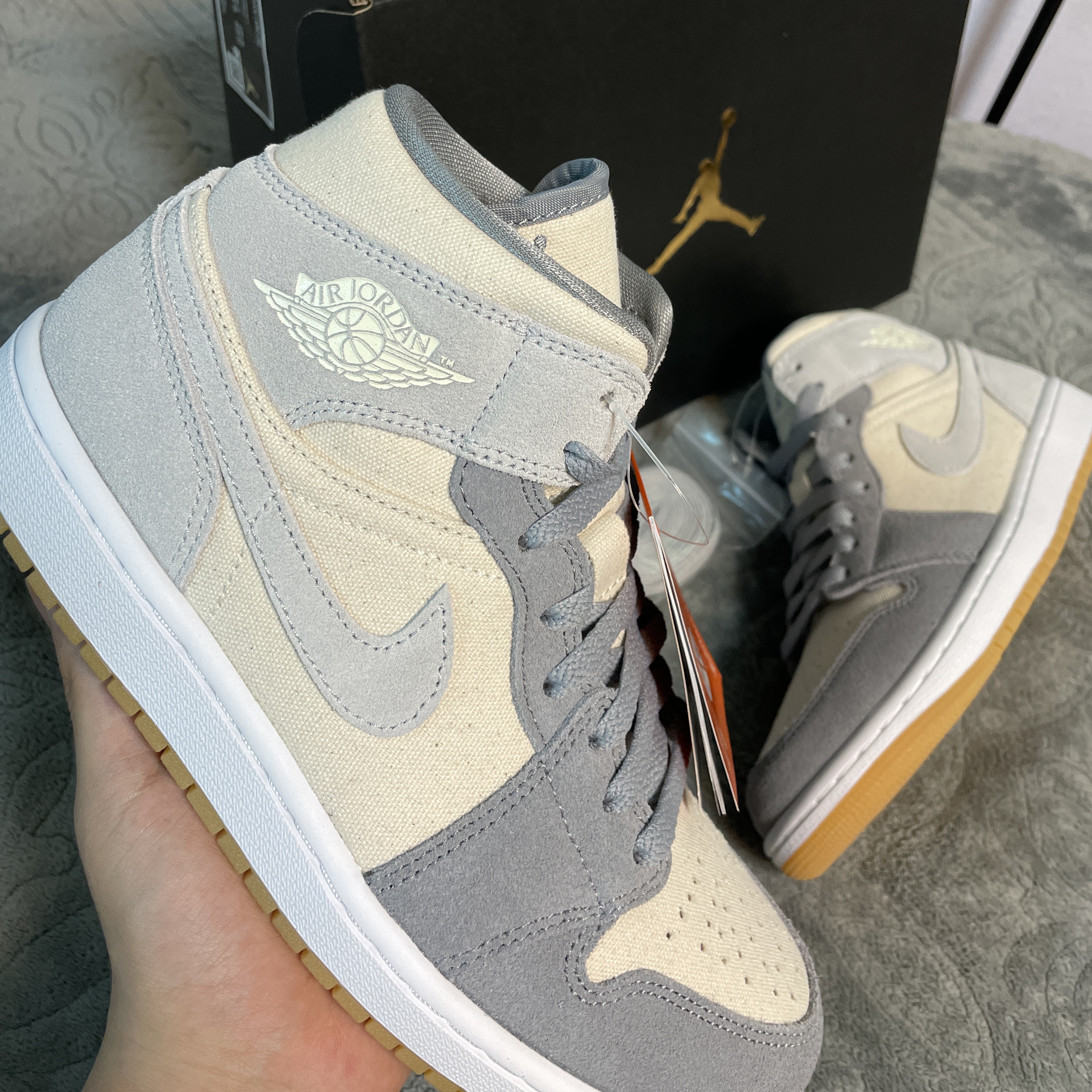 Jordan 1 Mid SE Coconut Milk Particle Grey 착용 스타일