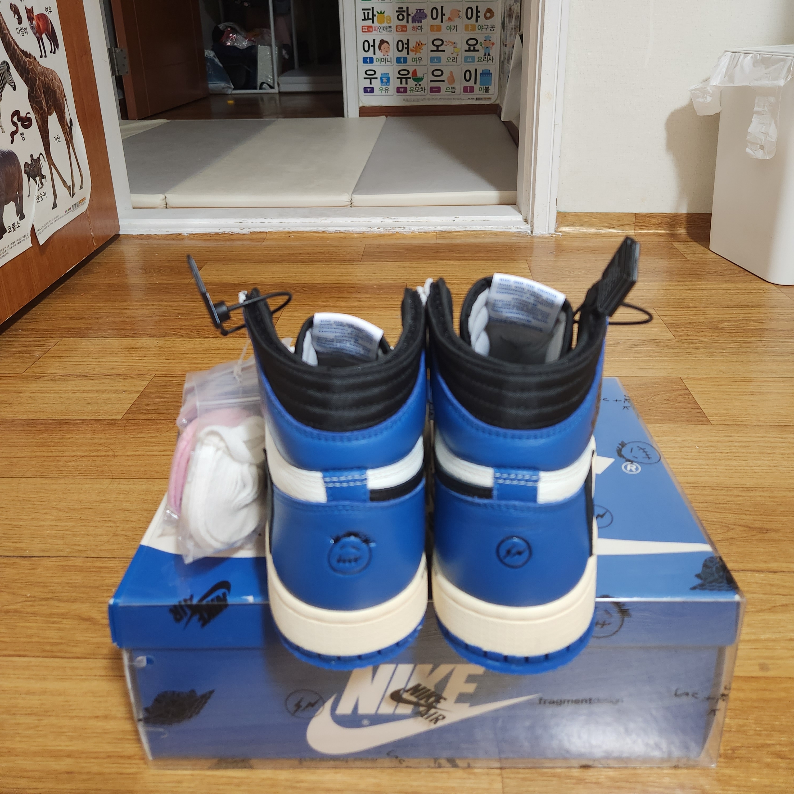 Jordan 1 x Travis Scott x Fragment Retro High OG SP Military Blue 착용 스타일 - 3
