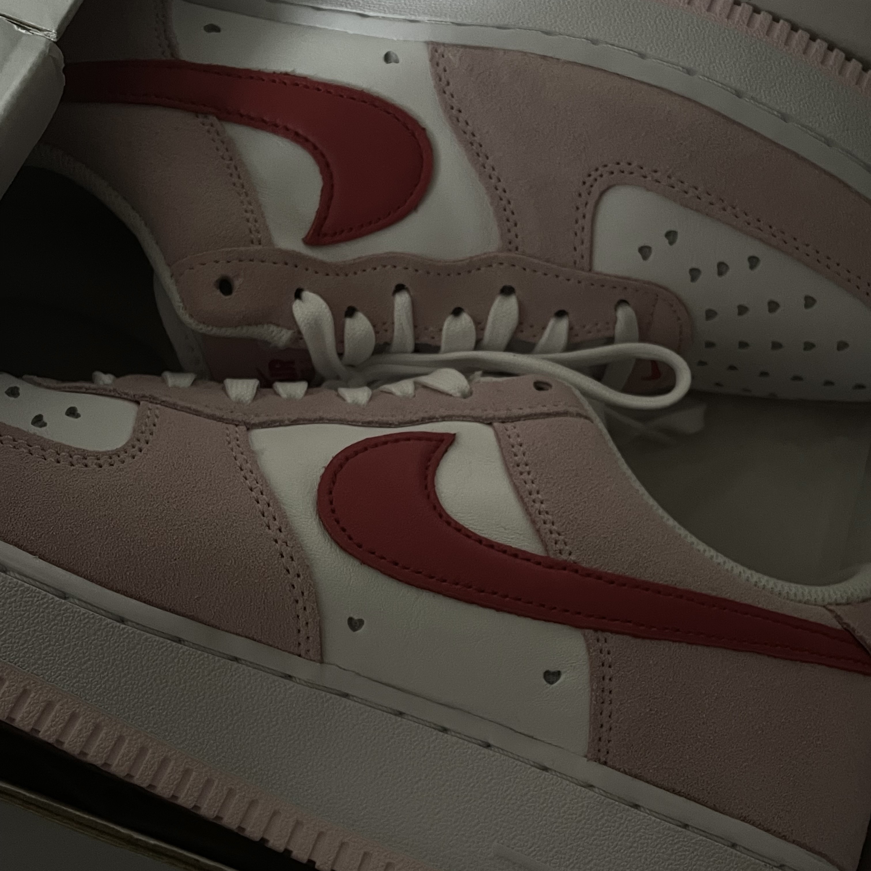 Nike Air Force 1 '07 QS Valentine's Day 착용 스타일 - 1