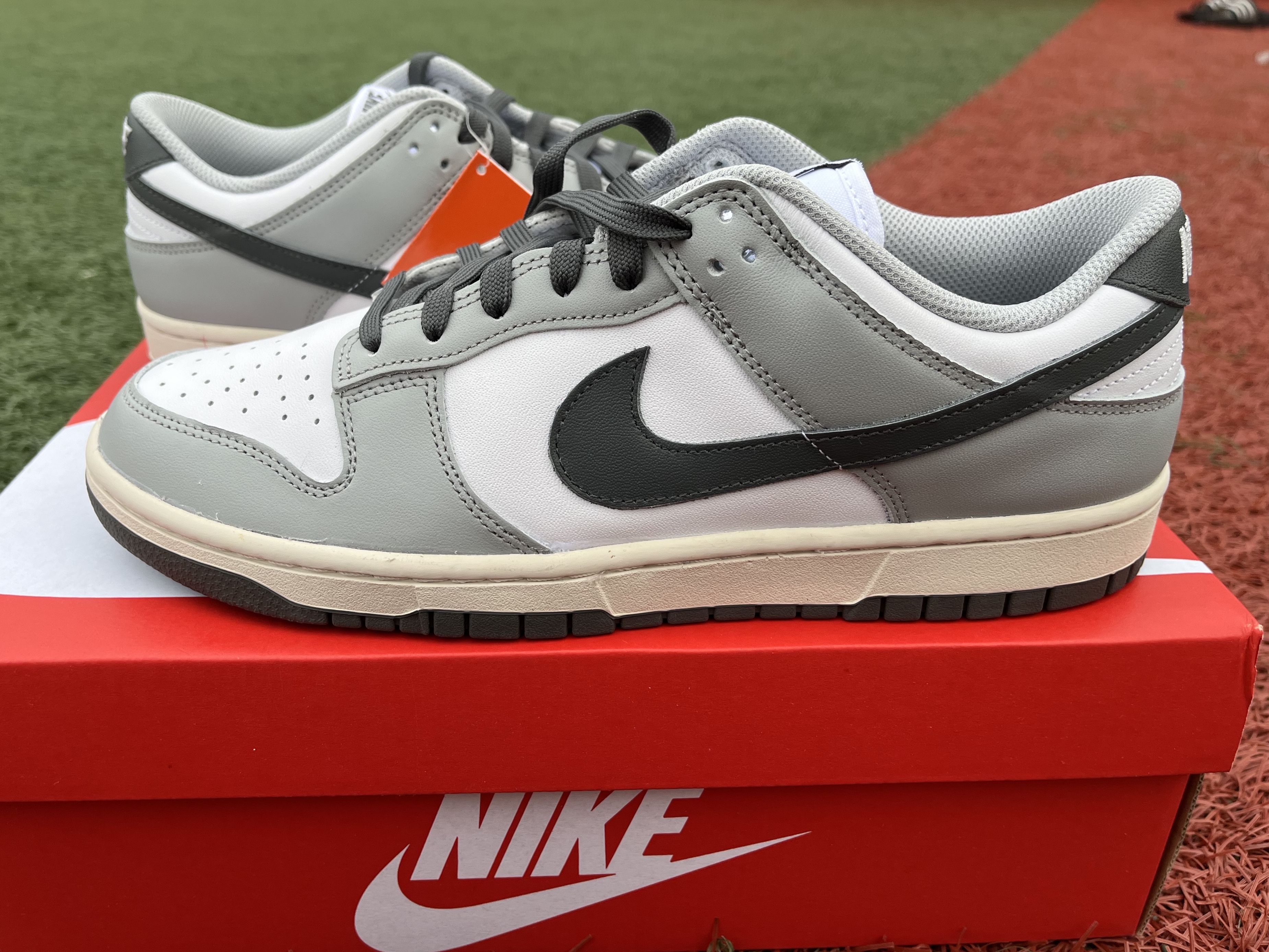 (W) Nike Dunk Low Light Smoke Grey 착용 스타일 - 1