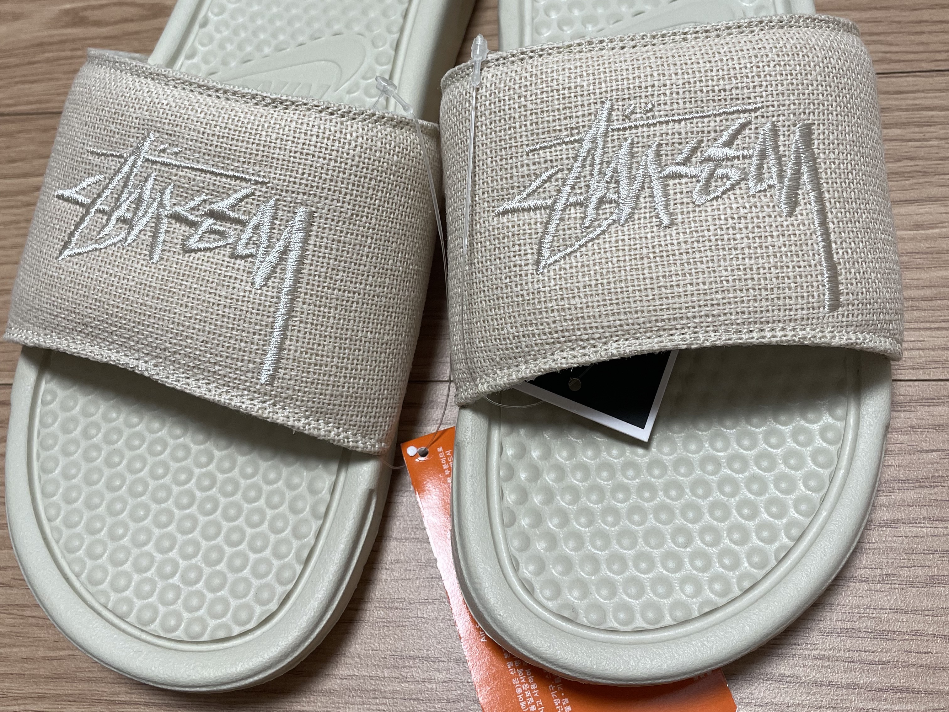 Nike x Stussy Benassi Hemp Slide Fossil Stone 착용 스타일