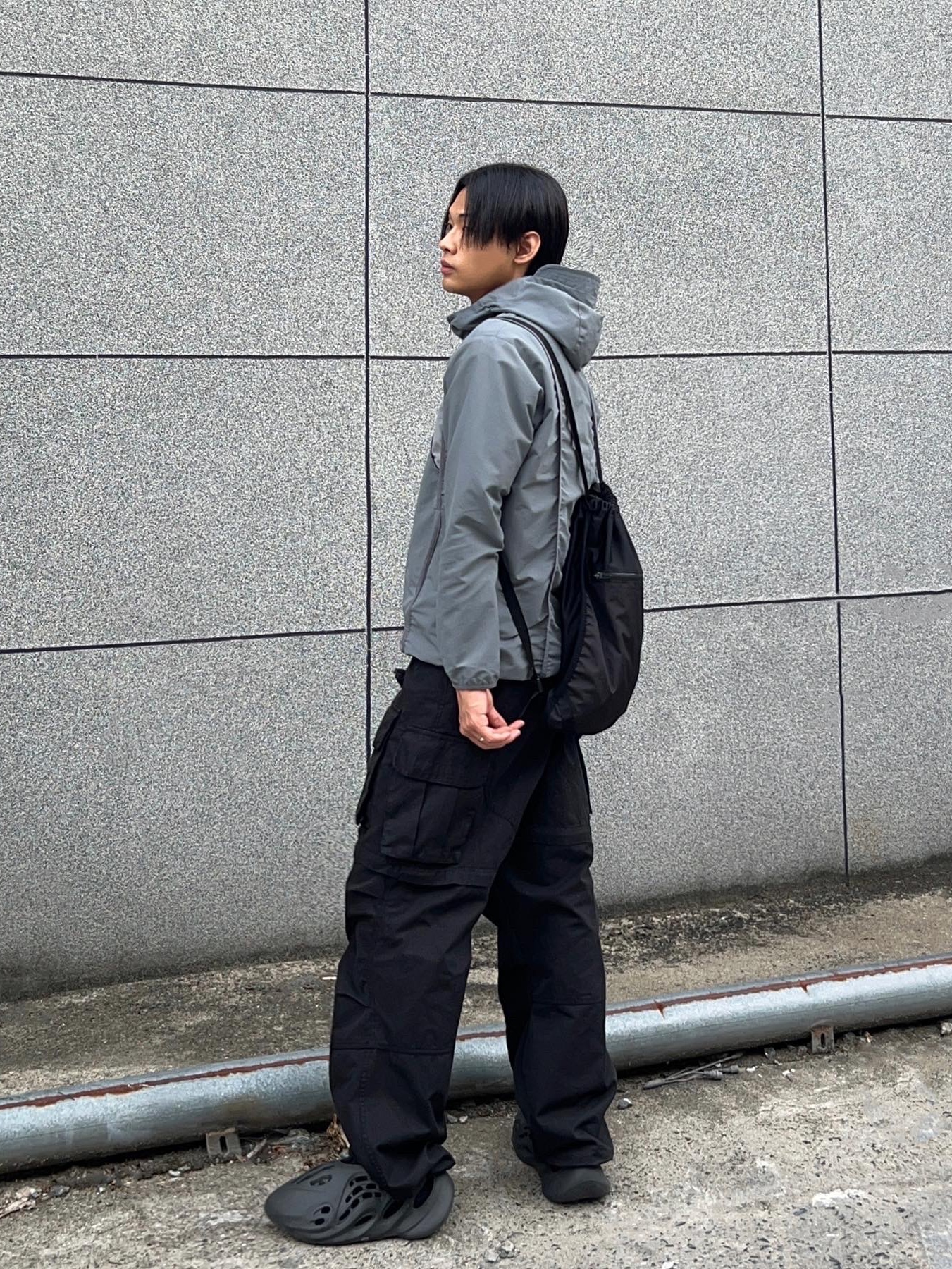 Adidas Yeezy Foam RNNR Onyx 착용 스타일 - 1