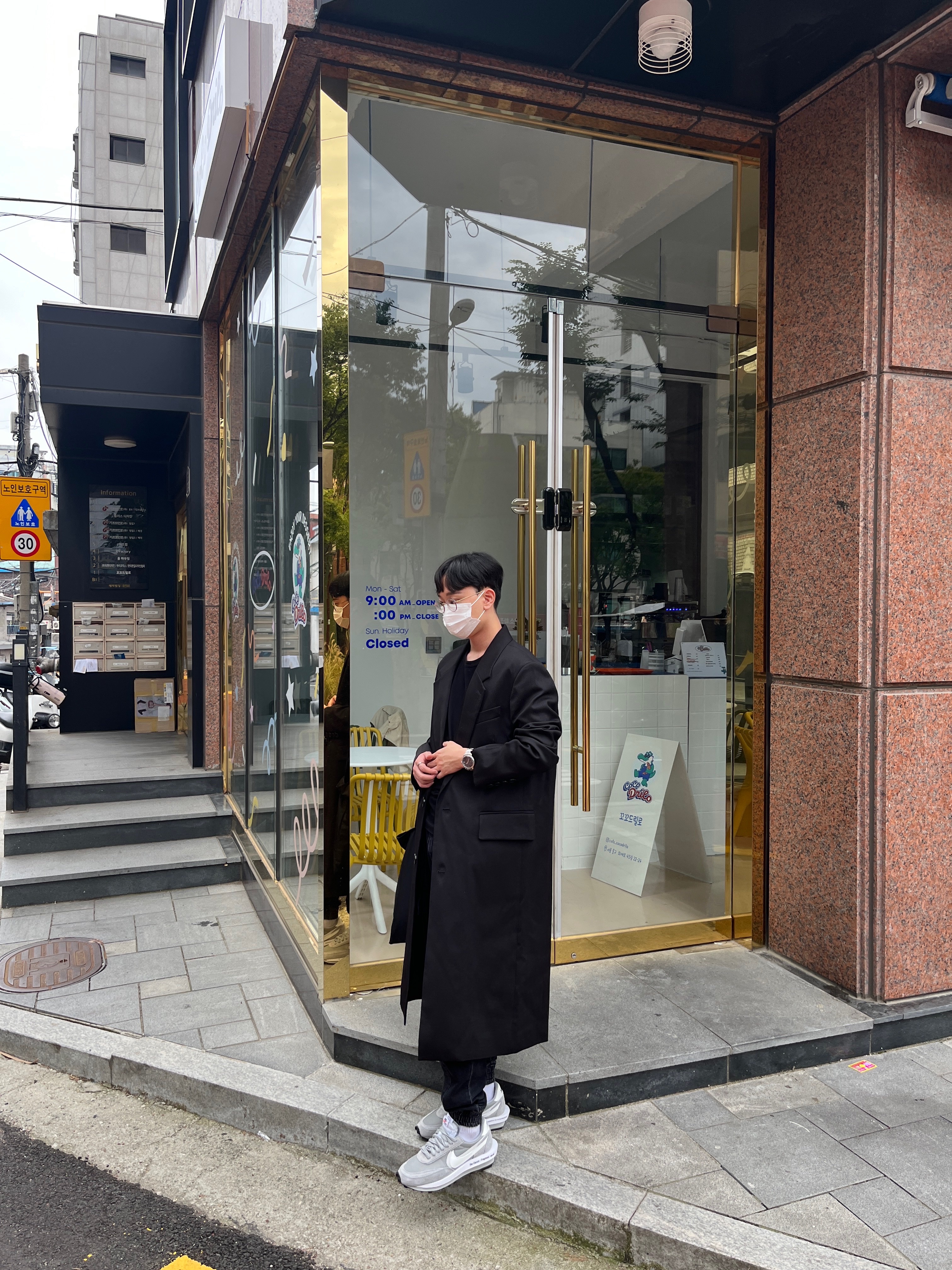 Acne Studios Tote Face Bag Black, Nike x Sacai x Fragment LDWaffle Light Smoke Grey 착용 스타일