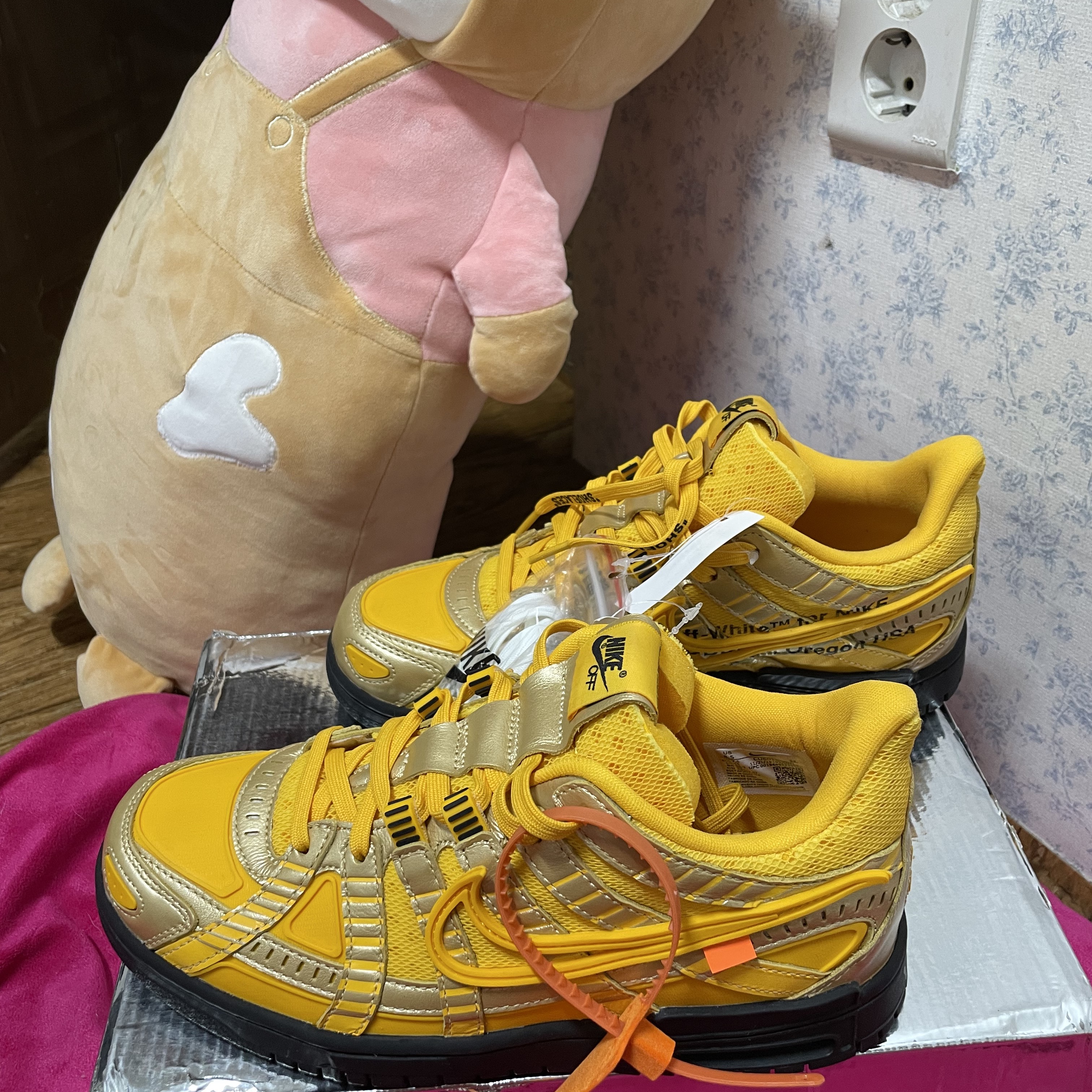 Nike x Off-White Air Rubber Dunk University Gold 착용 스타일 - 2