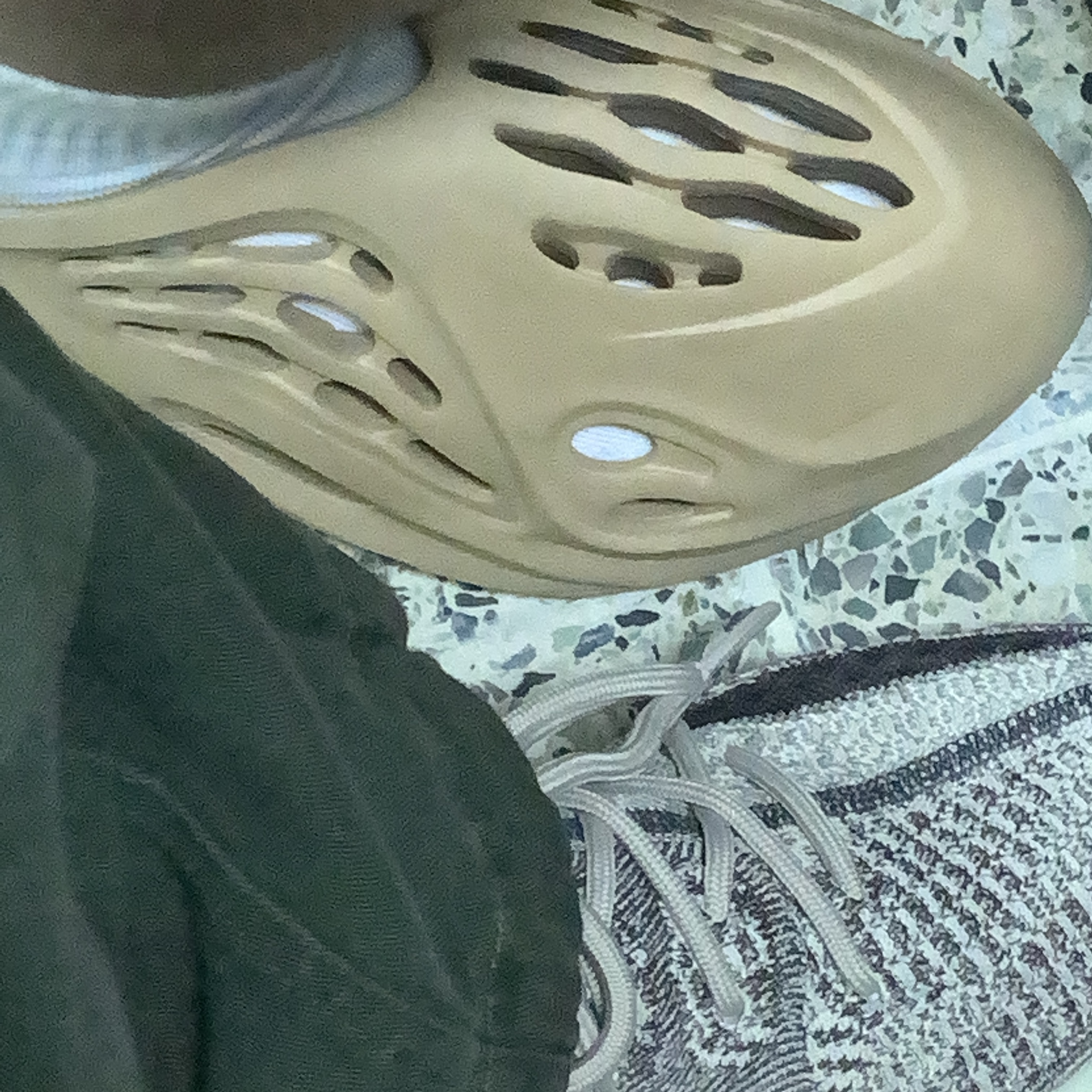 Adidas Yeezy Foam RNNR Mist, Adidas Yeezy Boost 350 V2 Zyon 착용 스타일