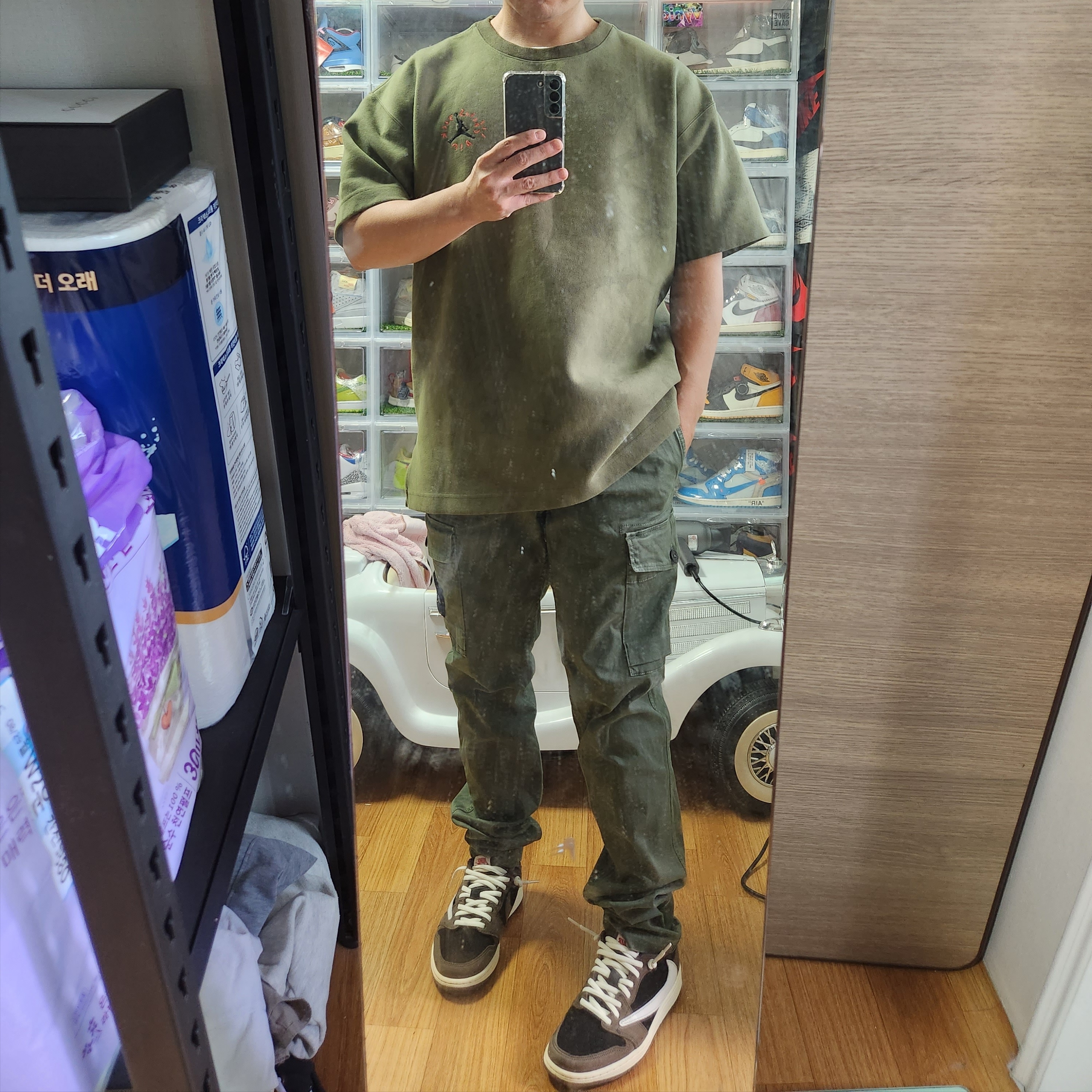 Jordan 1 x Travis Scott Retro Low OG SP Mocha, Jordan x Travis Scott SS T-Shirt 착용 스타일