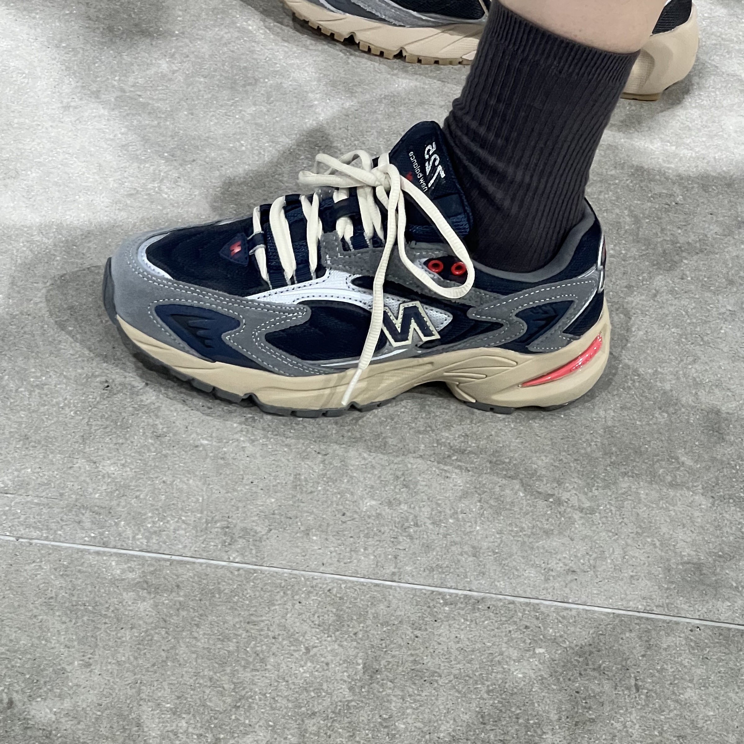 New Balance 725 Navy, New Balance 725 Dark Grey Gum 착용 스타일 - 1