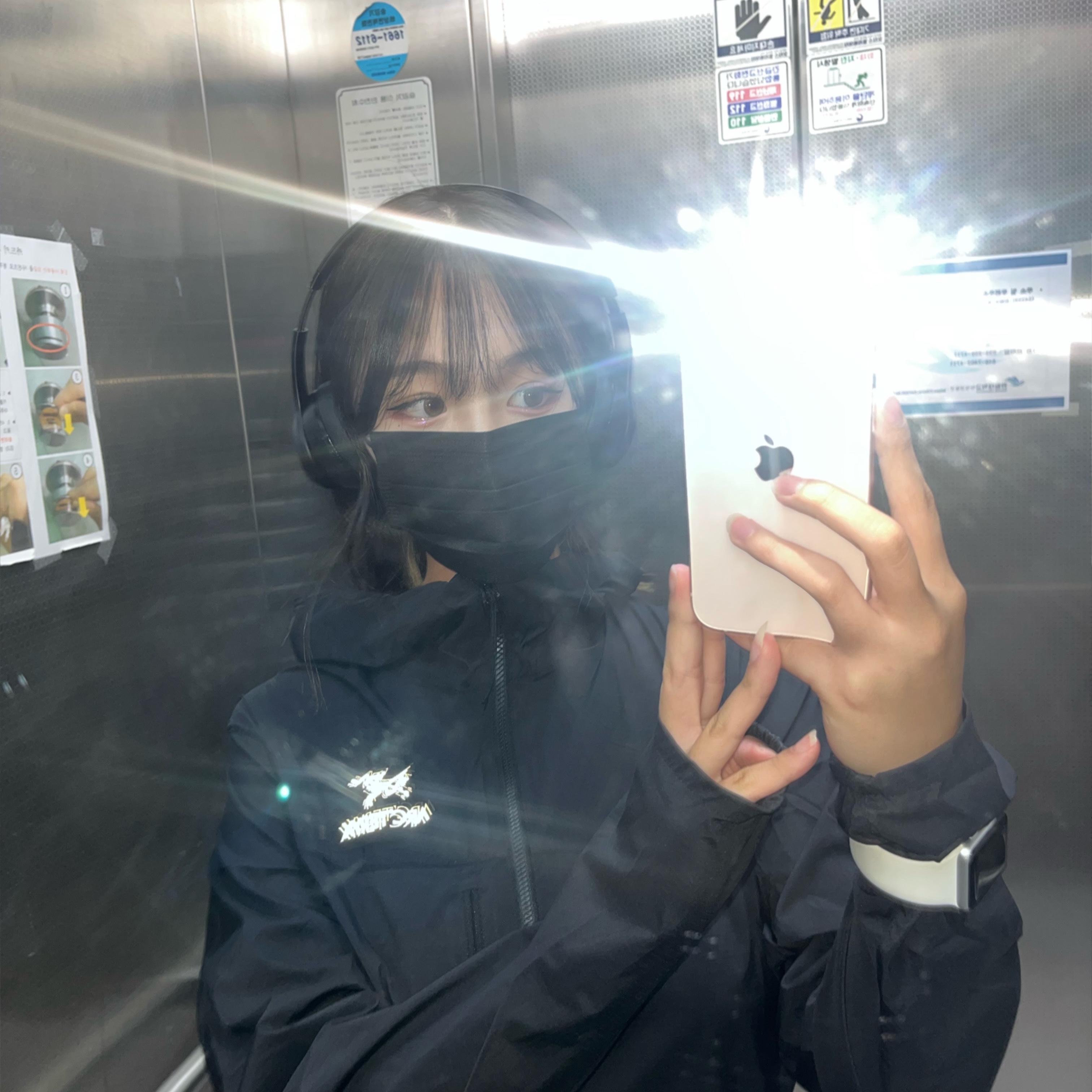 (W) Arc'teryx Squamish Hoody Black 착용 스타일 - 1