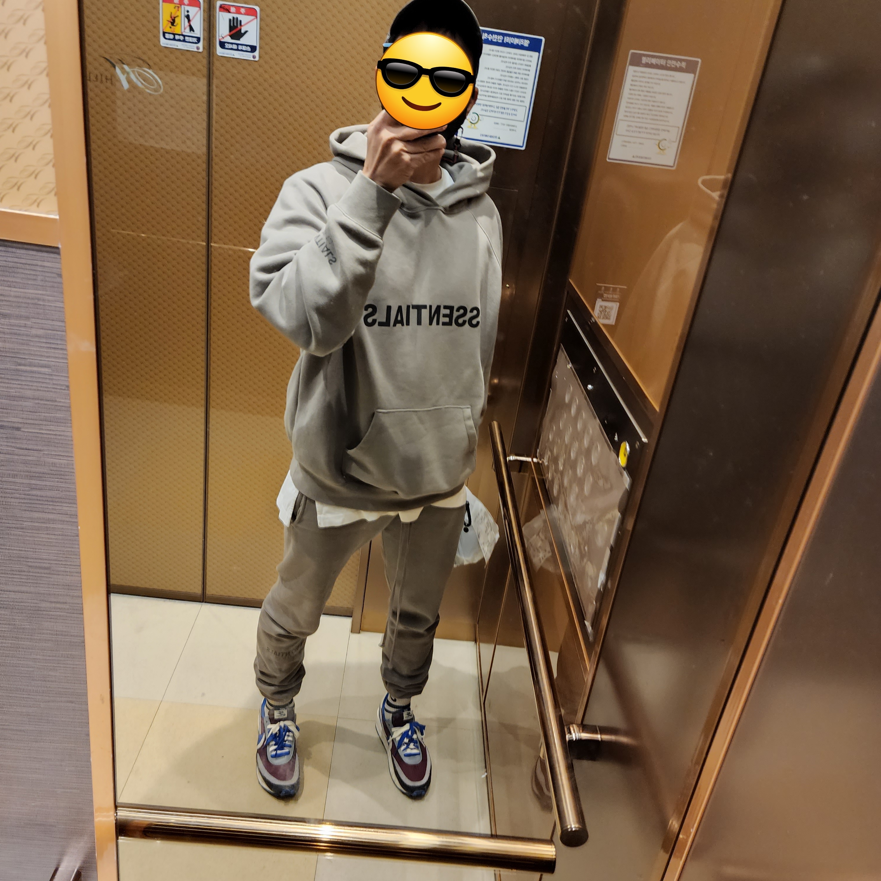 Essentials Sweatpants Cement - 20FW, Essentials 3D Silicon Applique Pullover Hoodie Cement - 20FW 착용 스타일