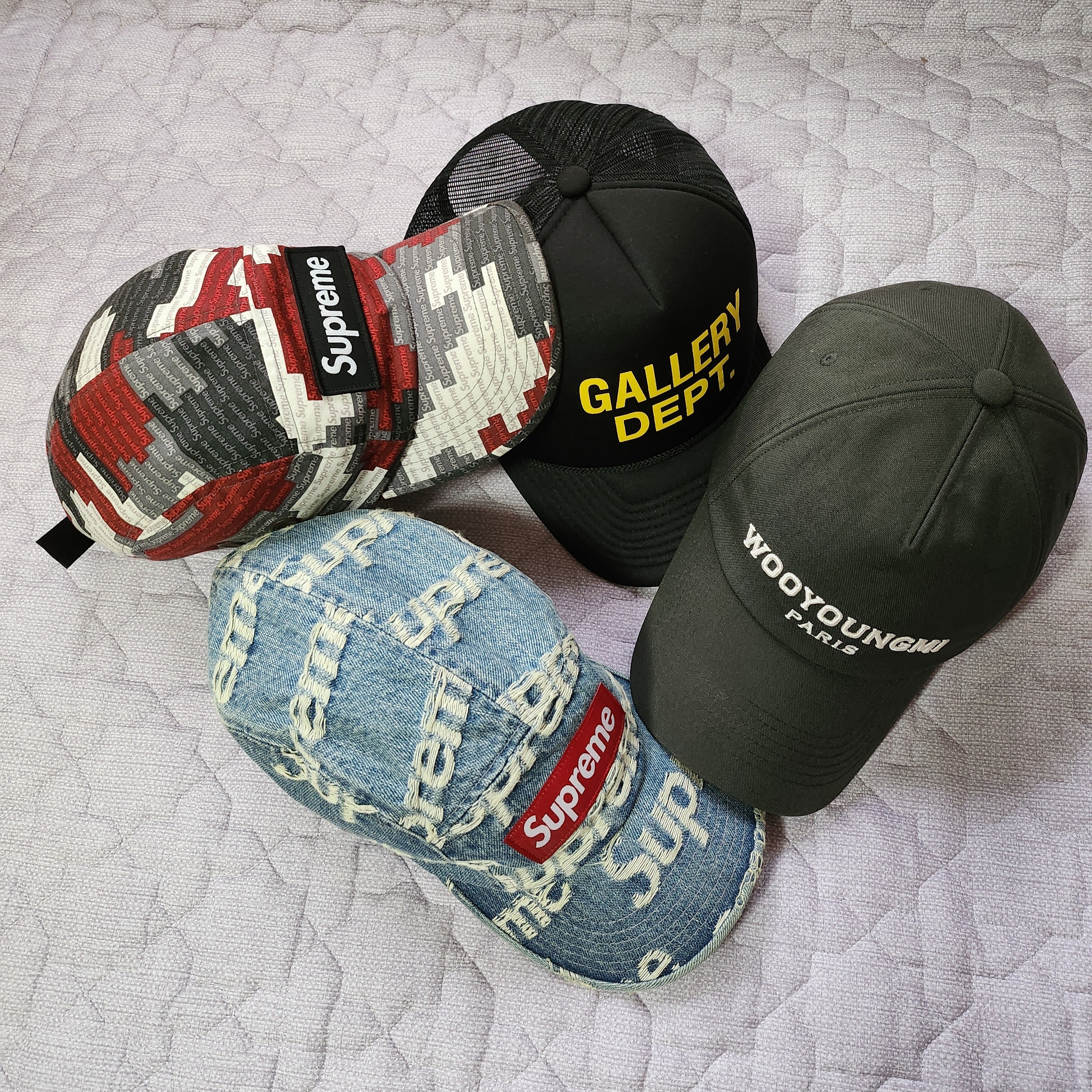 Supreme Frayed Logos Denim Camp Cap Blue - 21SS, Supreme Military Camp Cap Red Camo - 21SS 착용 스타일 - 1