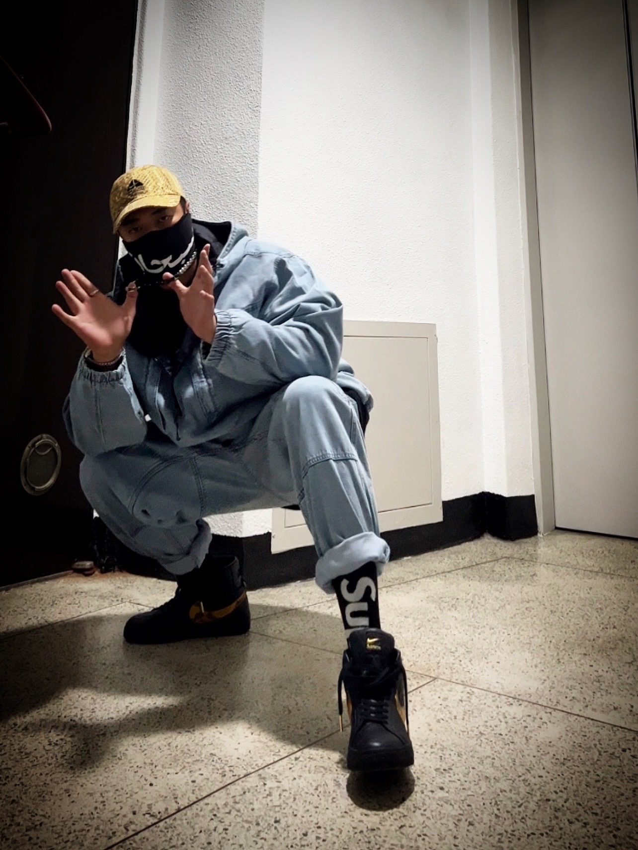 Supreme x Nike ACG Denim 6-Panel Gold Snakeskin - 22FW, Louis Vuitton Monogram Chain Bracelet Silver 착용 스타일 - 3