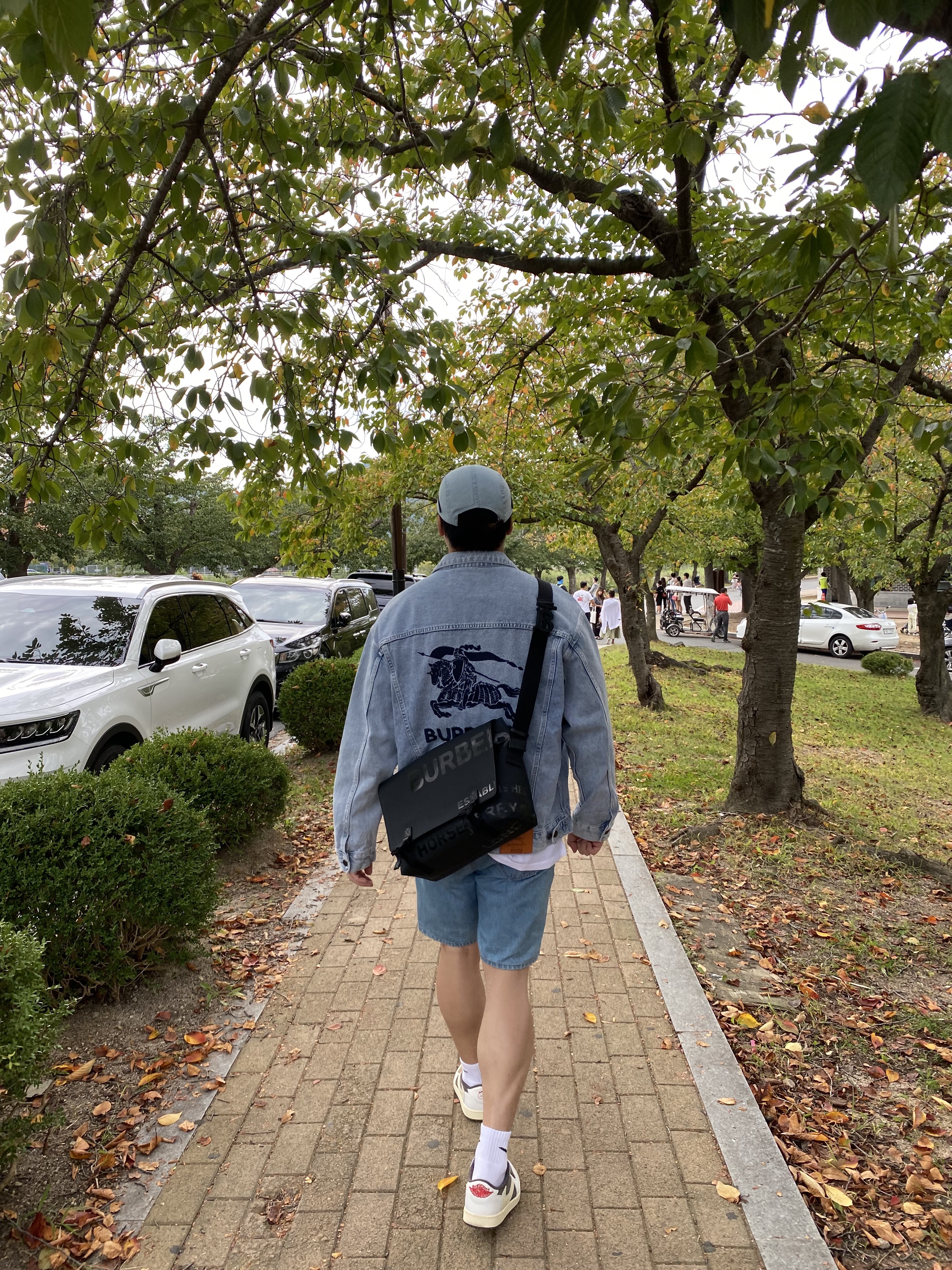 Supreme Washed Chino Twill Camp Cap Denim - 21FW, Supreme x Burberry Denim Trucker Jacket Washed Blue - 22SS 착용 스타일 - 3