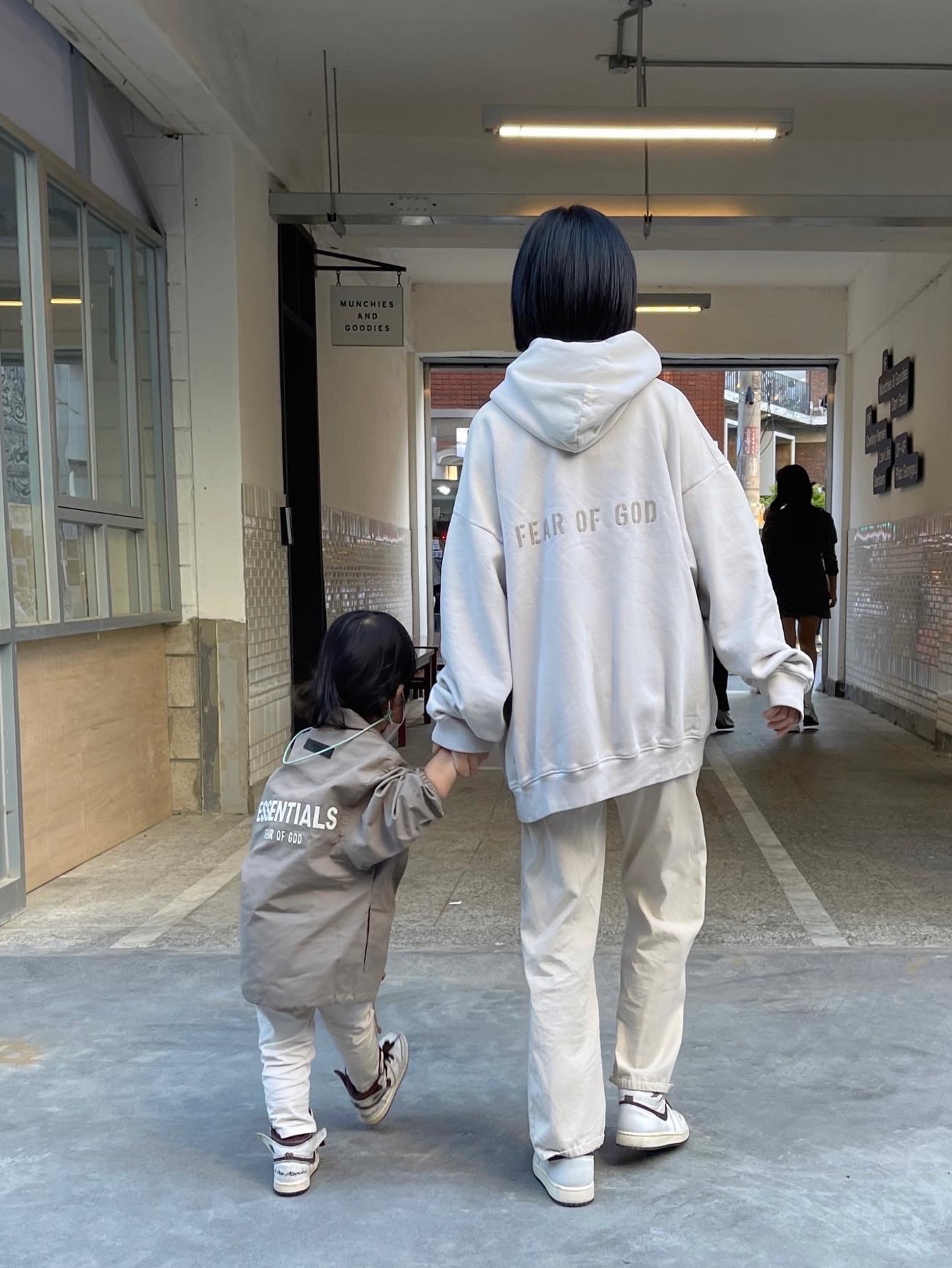 (TD) Jordan 1 x A Ma Maniere Retro High OG SP Burgundy and Sail, (Kids) Essentials Coaches Jacket Desert Taupe - 22SS 착용 스타일 - 1