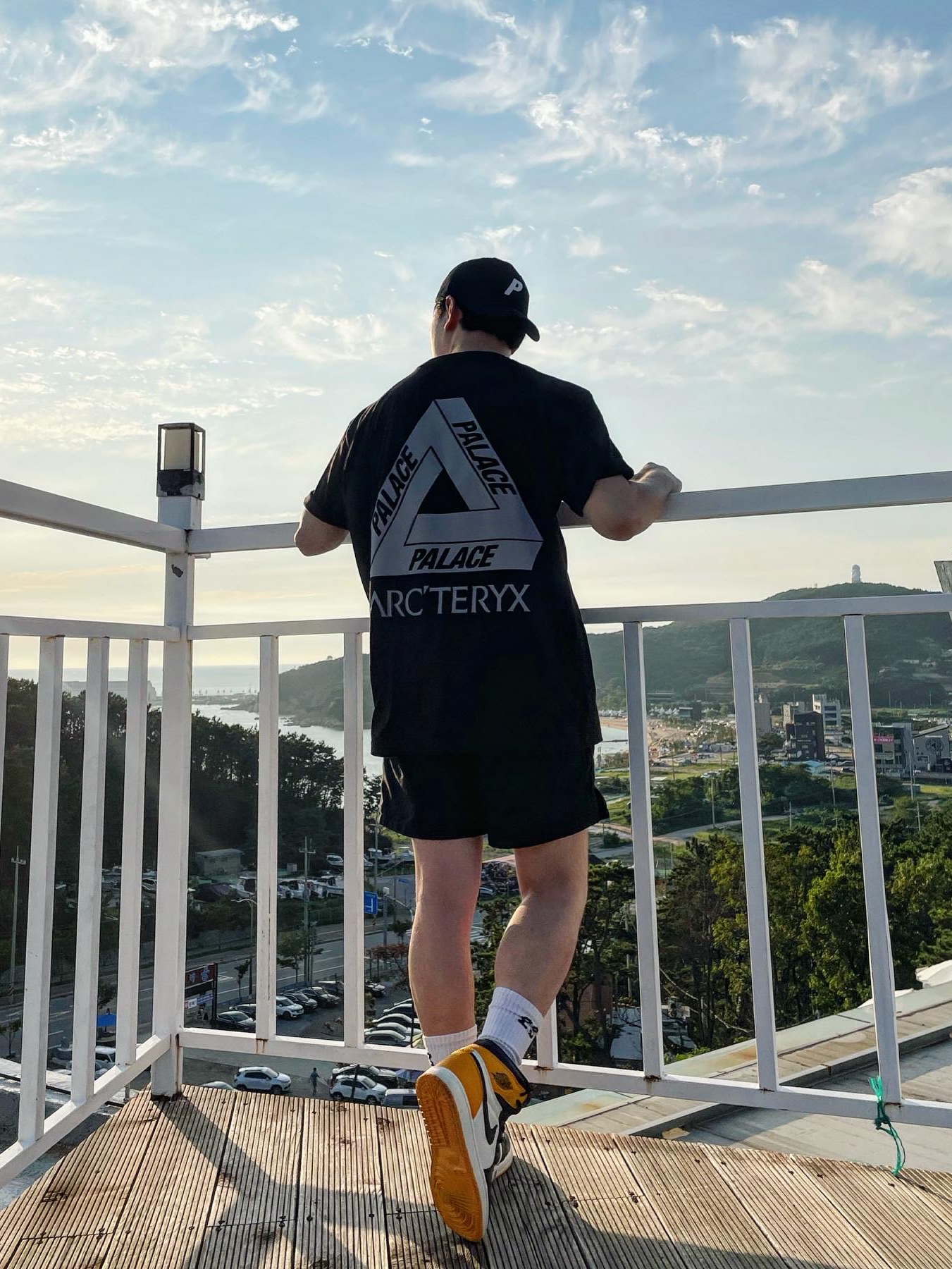 Jordan 1 Retro High OG Taxi, Palace x Arc'teryx T-Shirt Black - 20FW 착용 스타일